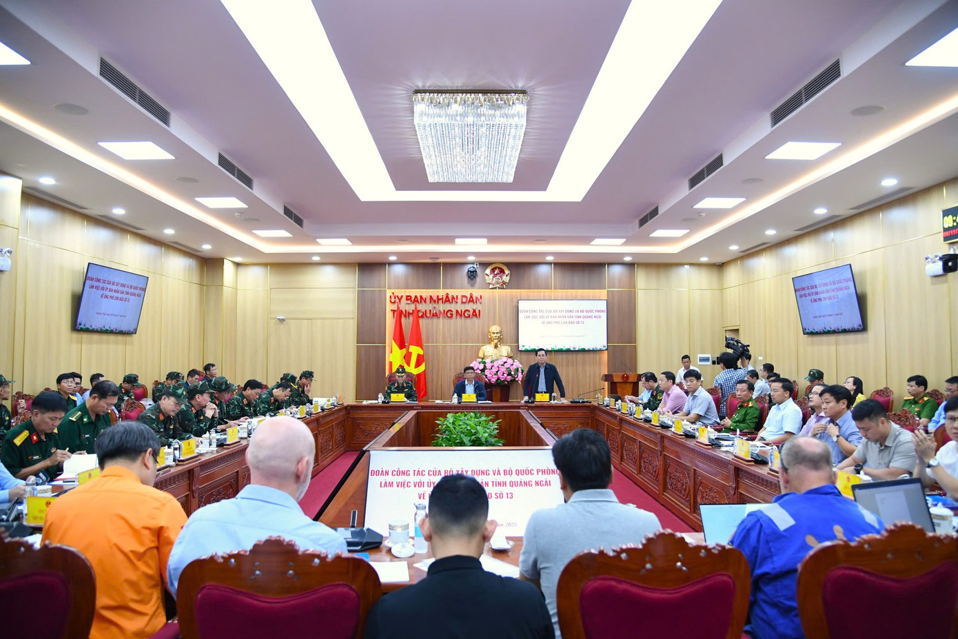 Bộ Quốc phòng và Bộ Xây dựng chỉ đạo ứng phó bão số 13 và sự cố tàu hàng 174.000 tấn - Ảnh 1