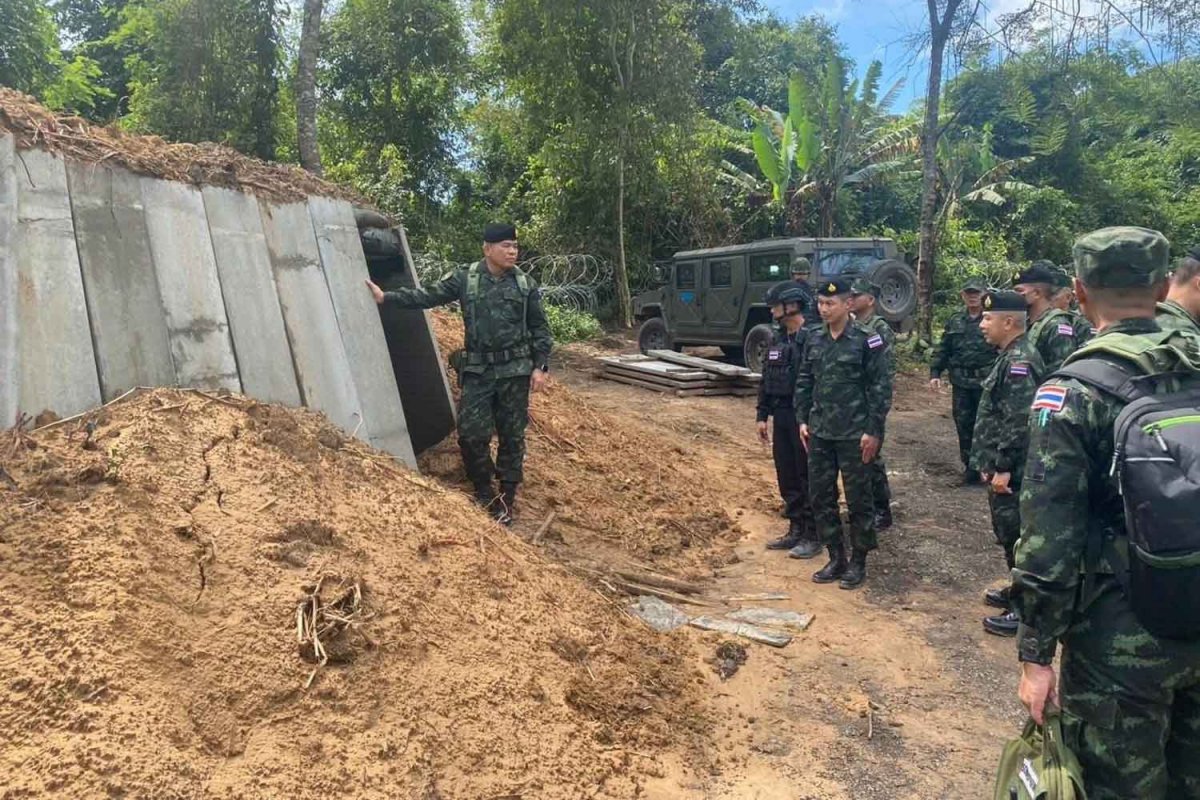 Quân đội Thái Lan xây dựng chiến hào phòng thủ, hầm trú ẩn dọc biên giới Campuchia - Ảnh 1
