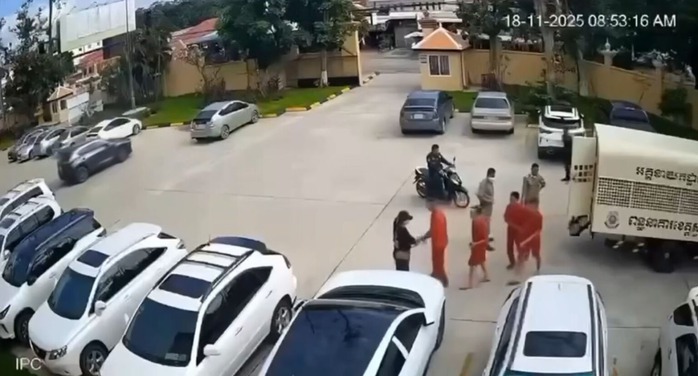 Phạm nhân chĩa súng bỏ trốn ngay trước tòa án ở Campuchia - Ảnh 1