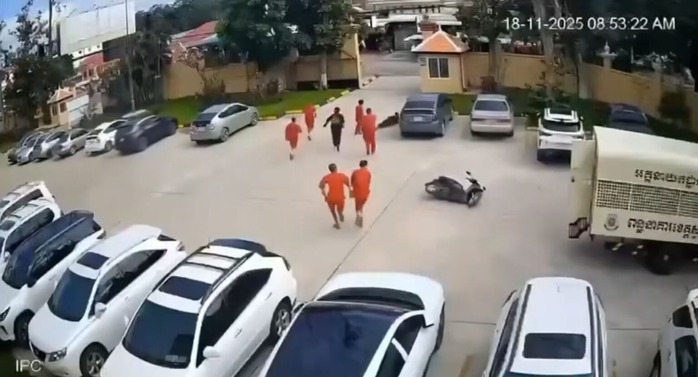 Phạm nhân chĩa súng bỏ trốn ngay trước tòa án ở Campuchia - Ảnh 3