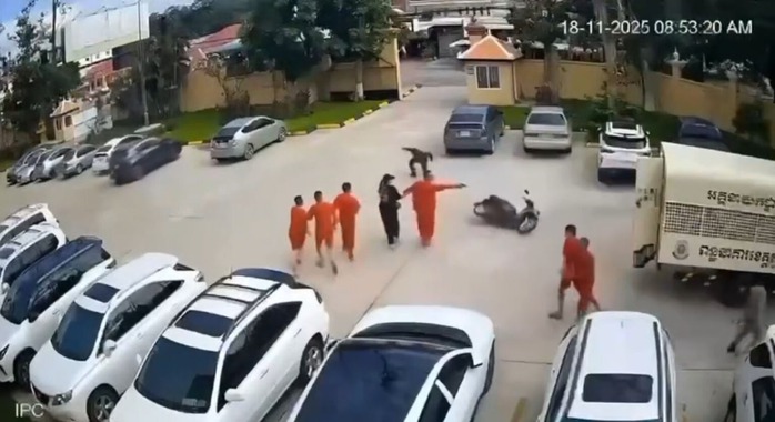 Phạm nhân chĩa súng bỏ trốn ngay trước tòa án ở Campuchia - Ảnh 2