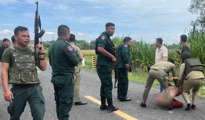 Phạm nhân chĩa súng bỏ trốn ngay trước tòa án ở Campuchia - Ảnh 4