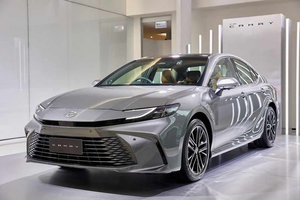 Tháng trước giảm giá 100 triệu, sang tháng 11 Toyota Camry giảm mạnh tay 150 triệu - Ảnh 1