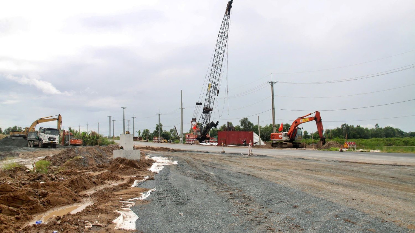 Phấn đấu giữa tháng 12 này bàn giao toàn bộ mặt bằng cao tốc Cà Mau - Đất Mũi - Ảnh 1