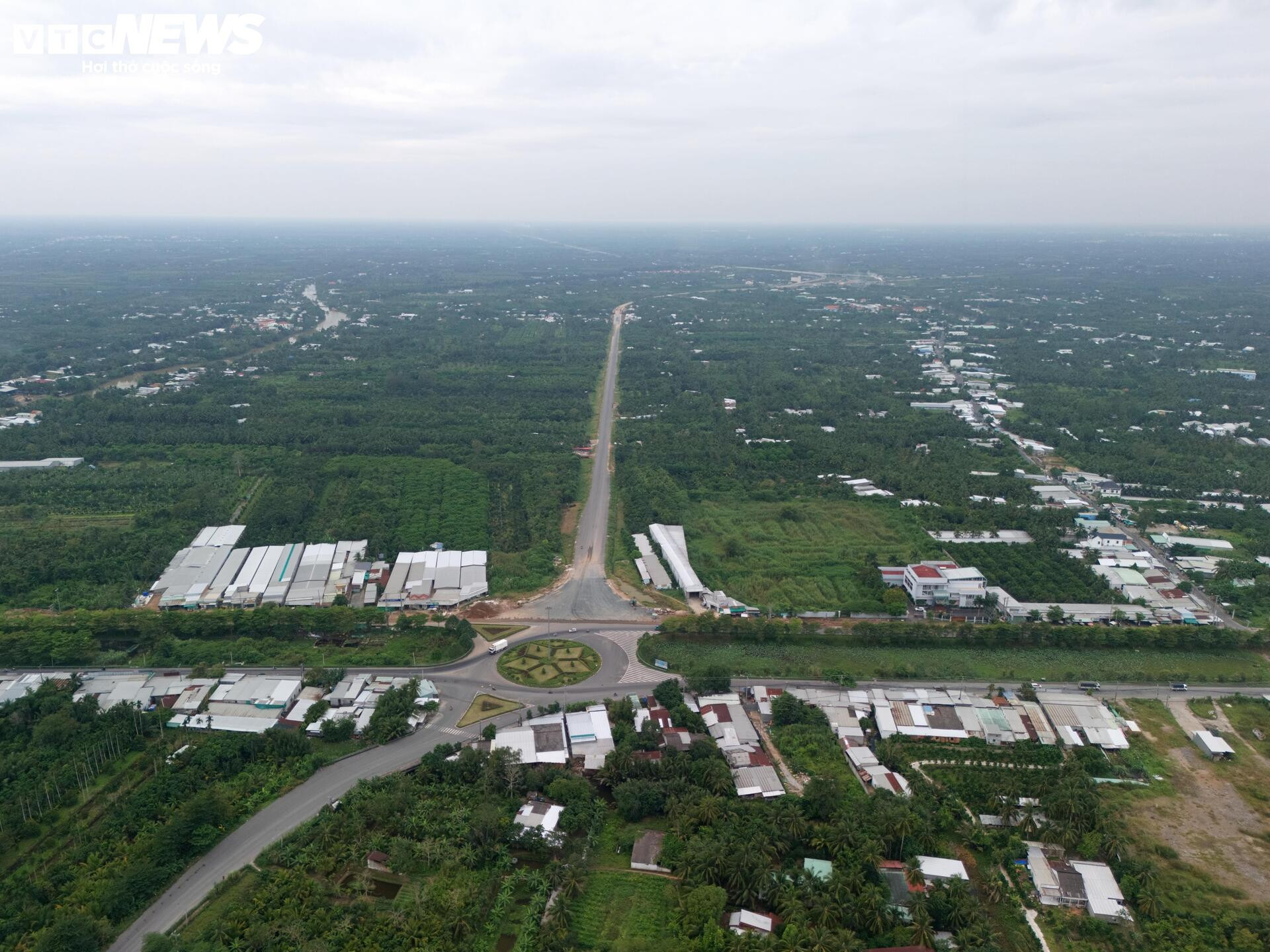 Cận cảnh cao tốc Cần Thơ - Cà Mau trước ngày thông xe - Ảnh 2
