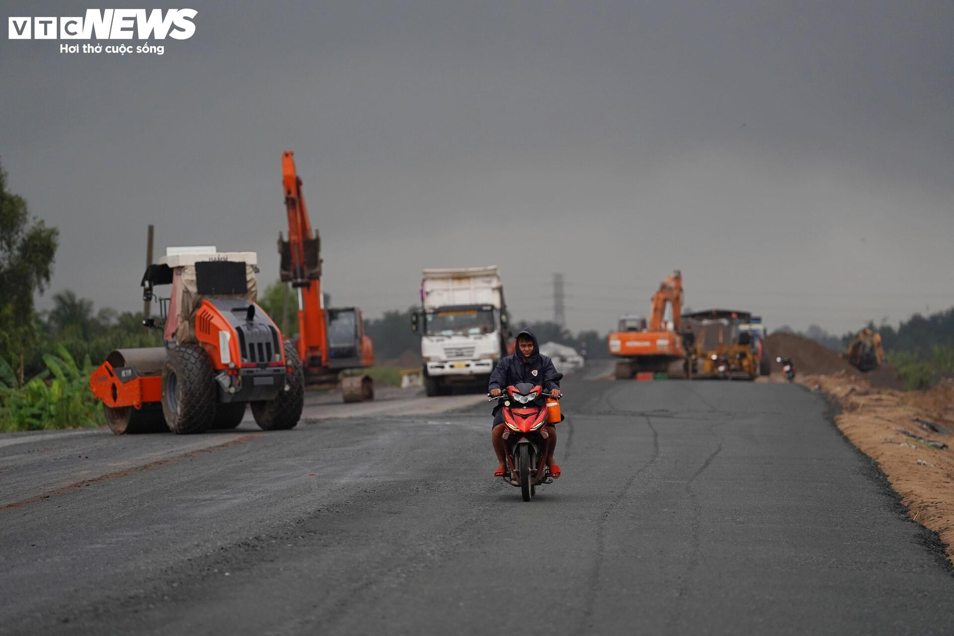 Cận cảnh cao tốc Cần Thơ - Cà Mau trước ngày thông xe - Ảnh 10