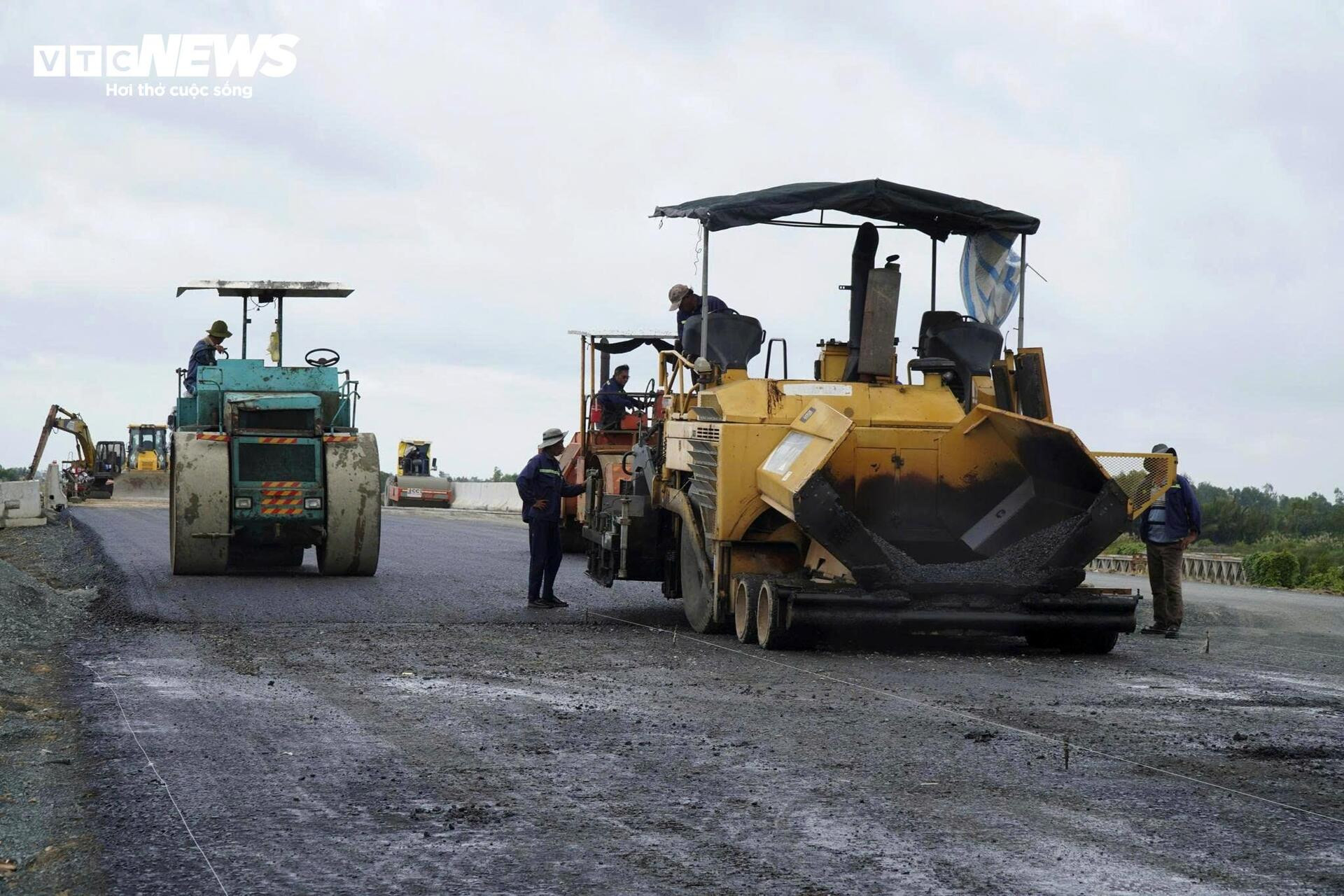 Cận cảnh cao tốc Cần Thơ - Cà Mau trước ngày thông xe - Ảnh 11