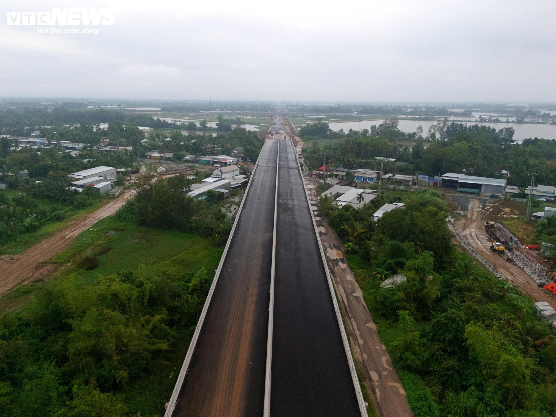 Cận cảnh cao tốc Cần Thơ - Cà Mau trước ngày thông xe - Ảnh 8