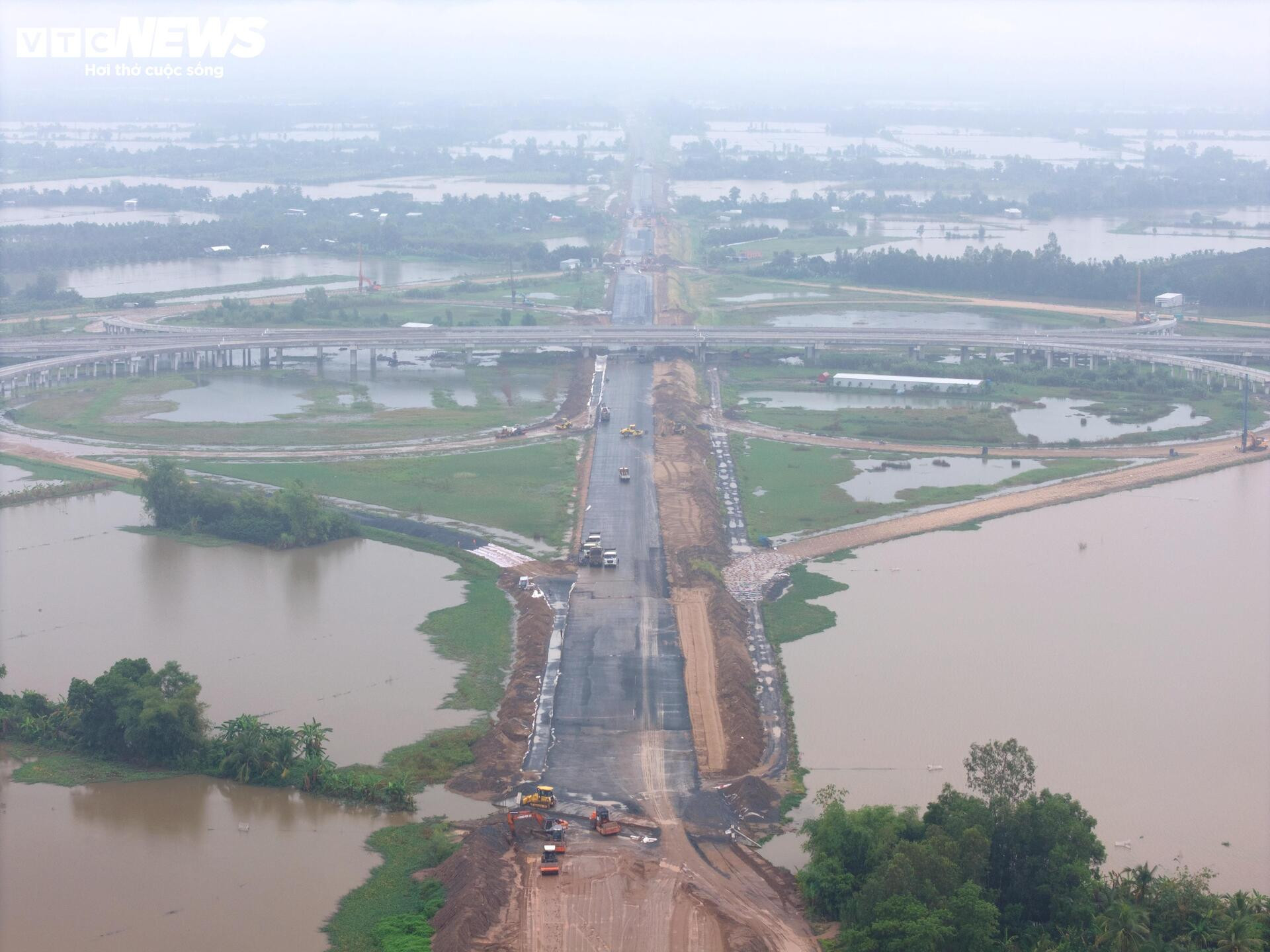 Cận cảnh cao tốc Cần Thơ - Cà Mau trước ngày thông xe - Ảnh 9