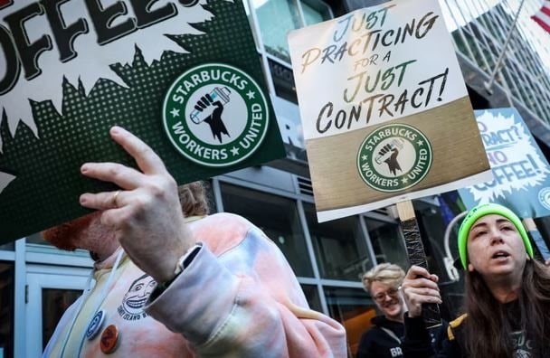 Nhân viên Starbucks đồng loạt đình công vì kiệt sức, 65 cửa hàng 'đóng băng' đúng mùa lễ hội - Ảnh 1