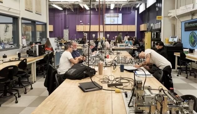 Nước Mỹ sắp mất hàng chục nghìn nhân tài STEM mỗi năm, gần 500.000 việc làm sản xuất công nghệ cao chưa được lấp đầy: Chuyện gì đây? - Ảnh 1