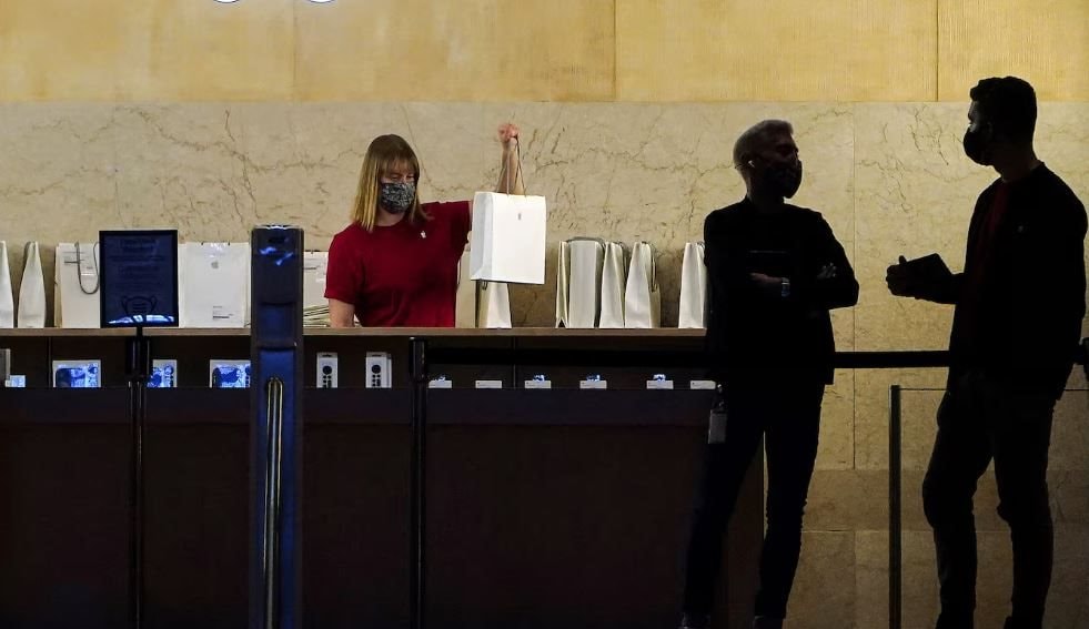 Apple lần đầu tiên đi ngược tôn chỉ, âm thầm sa thải nhiều nhân sự sales, người 20 năm kinh nghiệm cũng bị ảnh hưởng - Ảnh 2