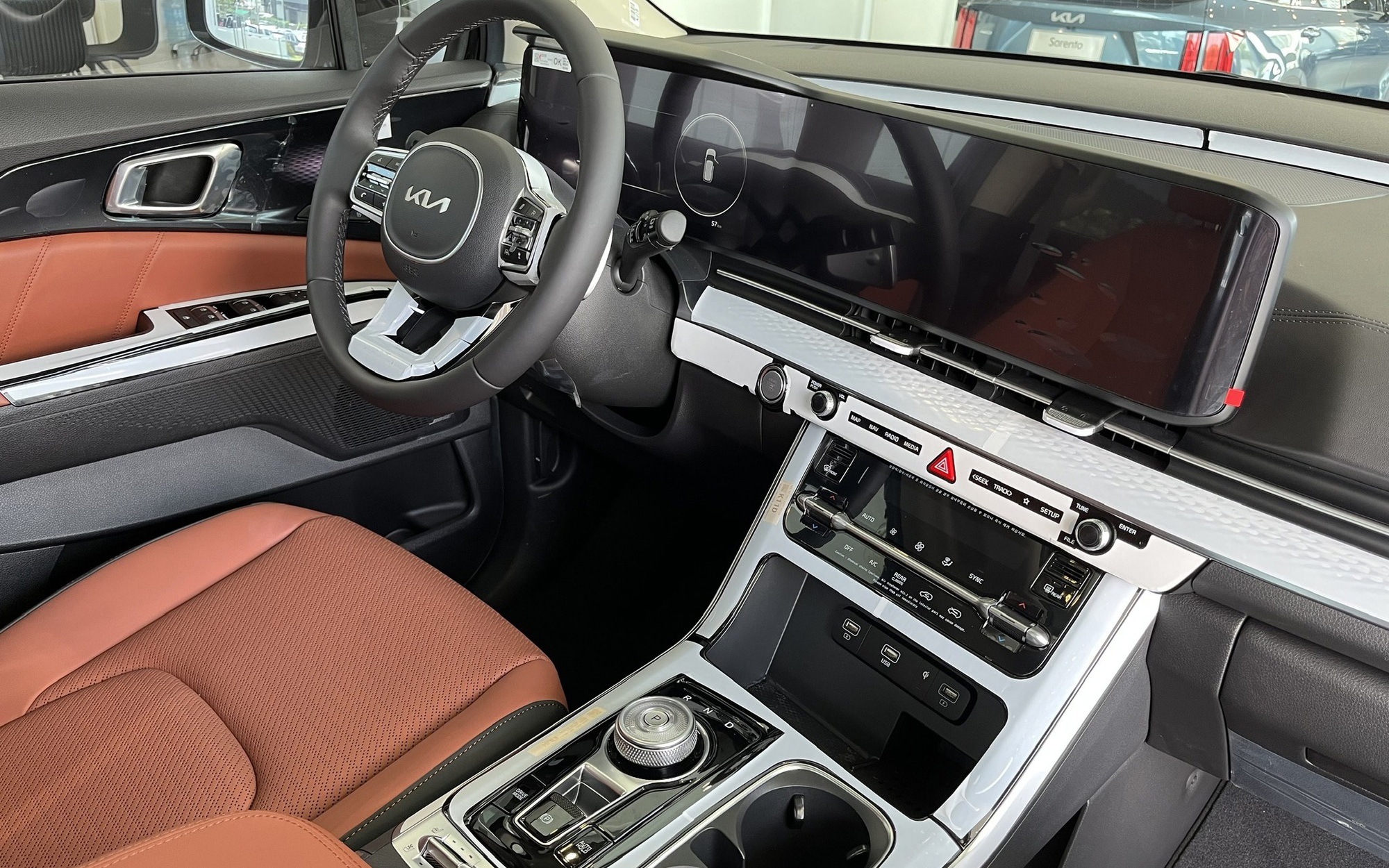 Kia Carnival máy xăng dọn kho giảm giá gần 400 triệu đồng tại đại lý, chạy đều 100km/ngày thì tiền tiết kiệm đủ đổ xăng 6 năm - Ảnh 4