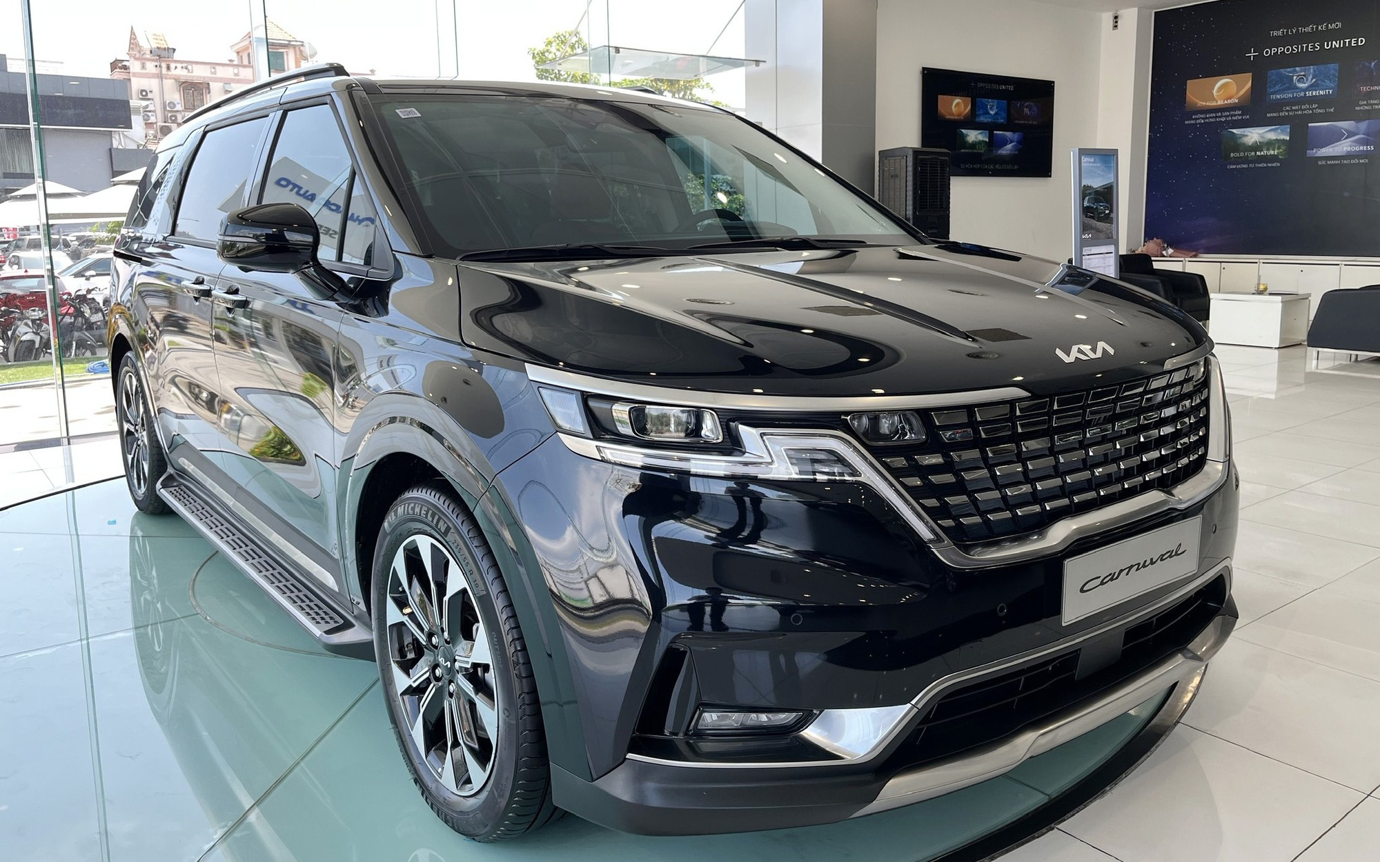 Kia Carnival máy xăng dọn kho giảm giá gần 400 triệu đồng tại đại lý, chạy đều 100km/ngày thì tiền tiết kiệm đủ đổ xăng 6 năm - Ảnh 1