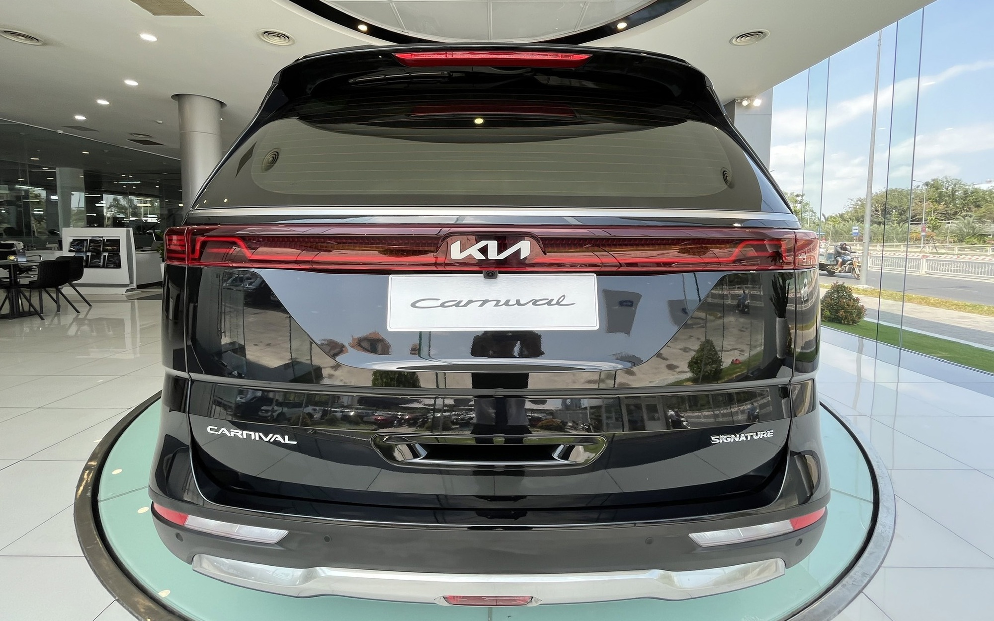 Kia Carnival máy xăng dọn kho giảm giá gần 400 triệu đồng tại đại lý, chạy đều 100km/ngày thì tiền tiết kiệm đủ đổ xăng 6 năm - Ảnh 3