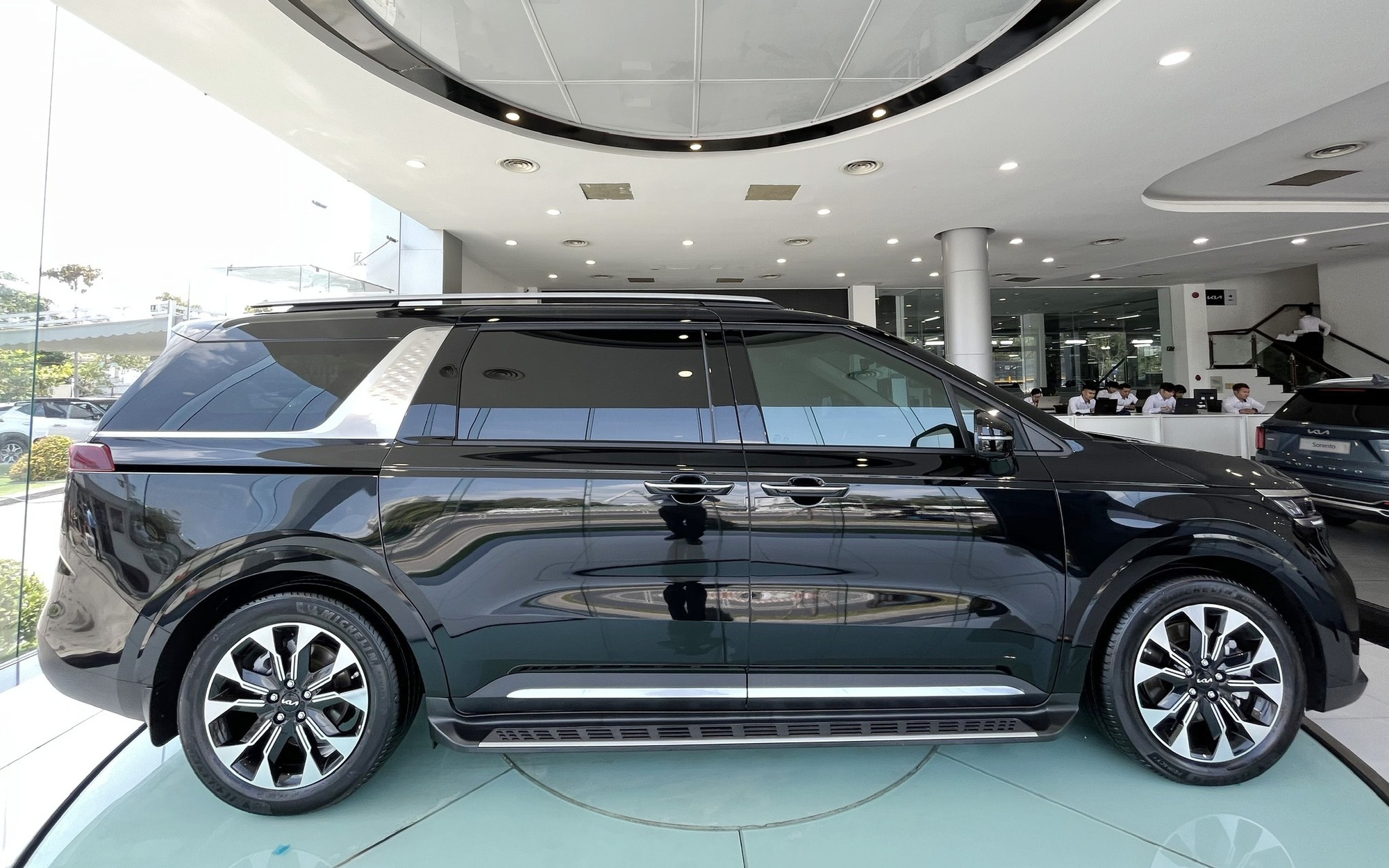 Kia Carnival máy xăng dọn kho giảm giá gần 400 triệu đồng tại đại lý, chạy đều 100km/ngày thì tiền tiết kiệm đủ đổ xăng 6 năm - Ảnh 2