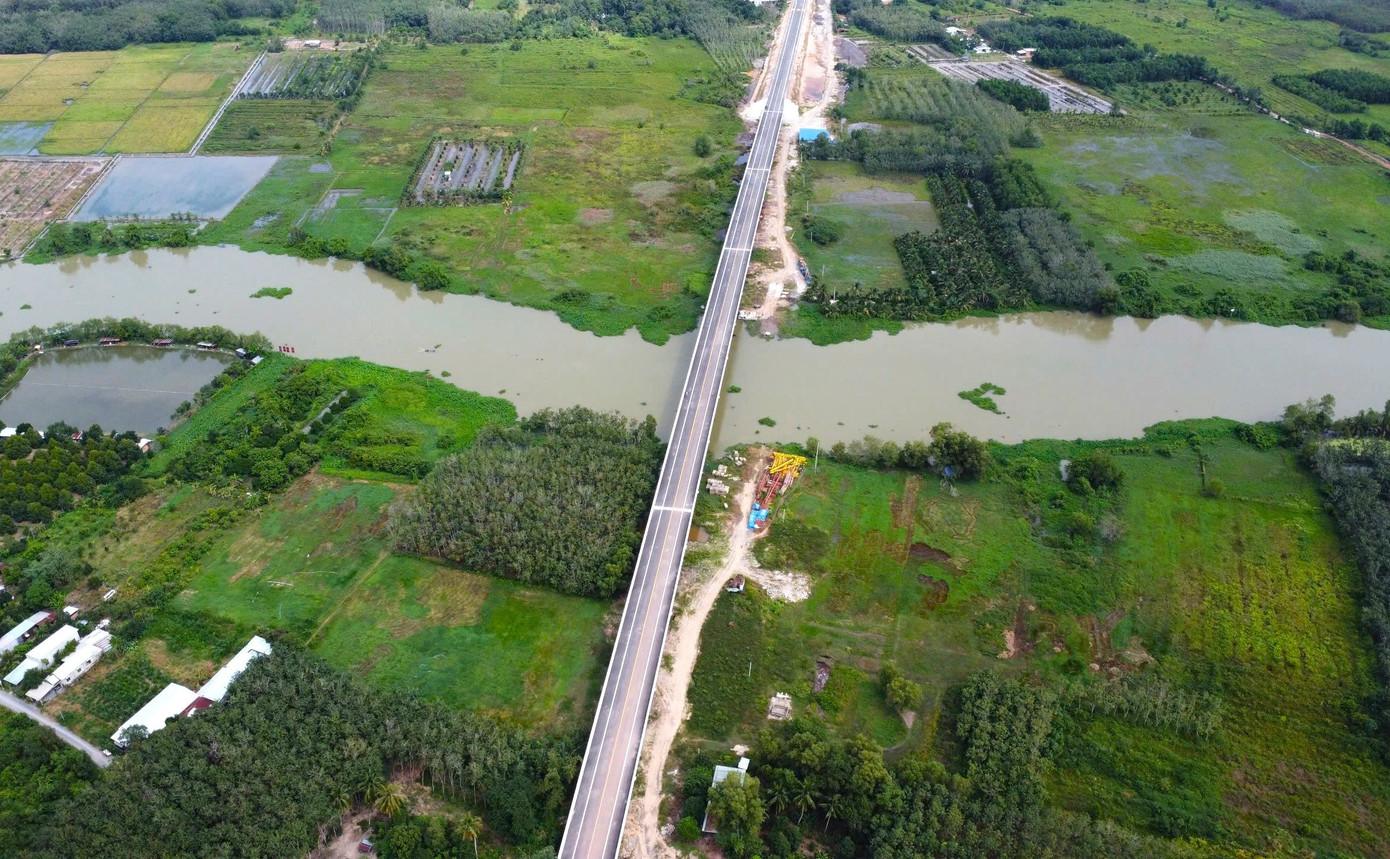 Nhìn toàn cảnh cầu vượt sông Sài Gòn nối TPHCM và Tây Ninh trước ngày thông xe - Ảnh 15
