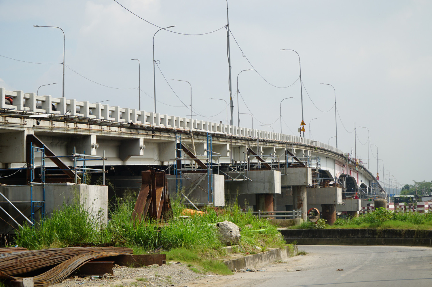 "Thần đèn" tạo kỳ tích nâng cây cầu nối Thủ Đức sang quận 12 cũ (TP.HCM) cao thêm hơn 1 mét, bí ẩn doanh nghiệp đứng sau - Ảnh 1