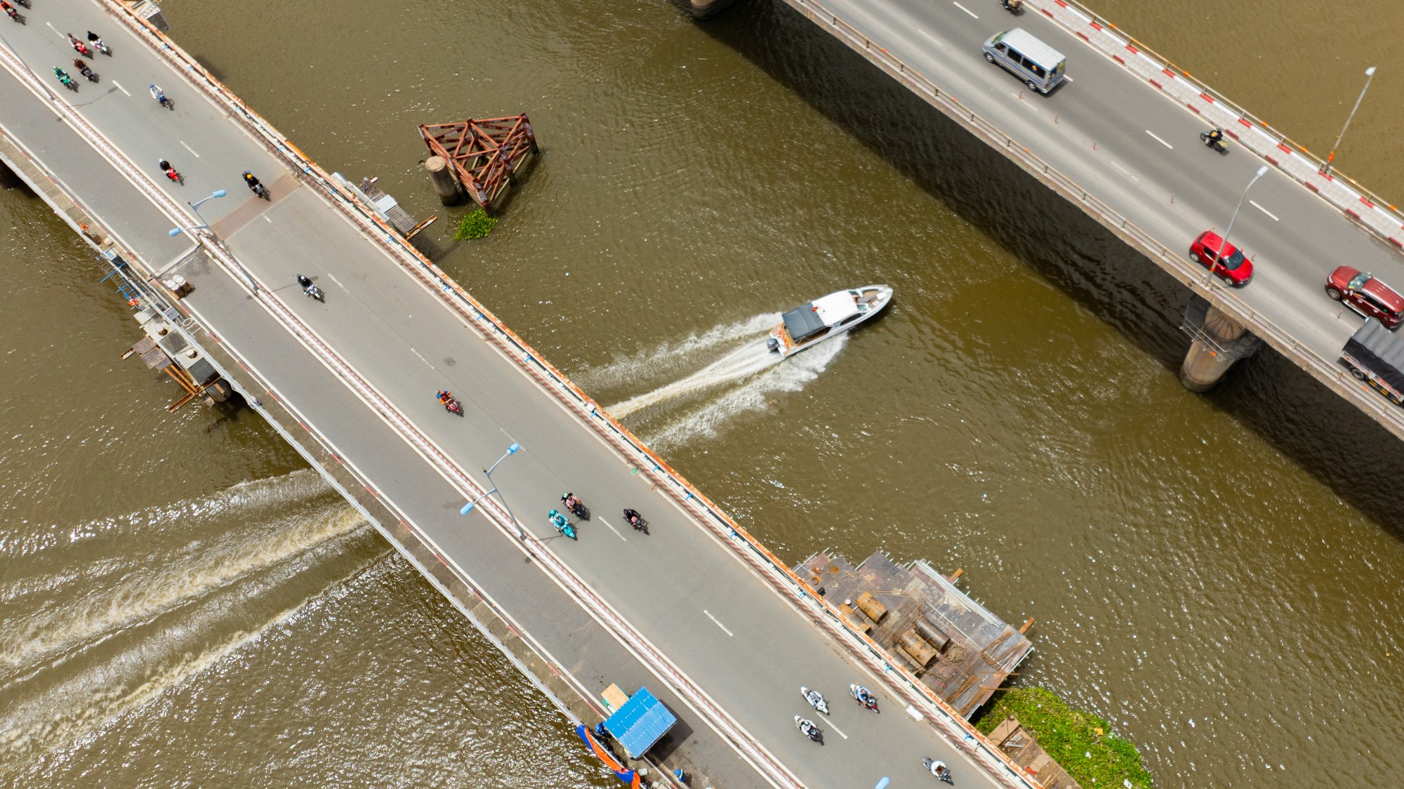 Một tháng thần tốc: Cầu 11.000 tấn được nâng lên 1,08m nhờ 100 "người khổng lồ thép" làm chủ công nghệ phức tạp, tạo kỳ tích chưa từng có tiền lệ ở Việt Nam - Ảnh 3