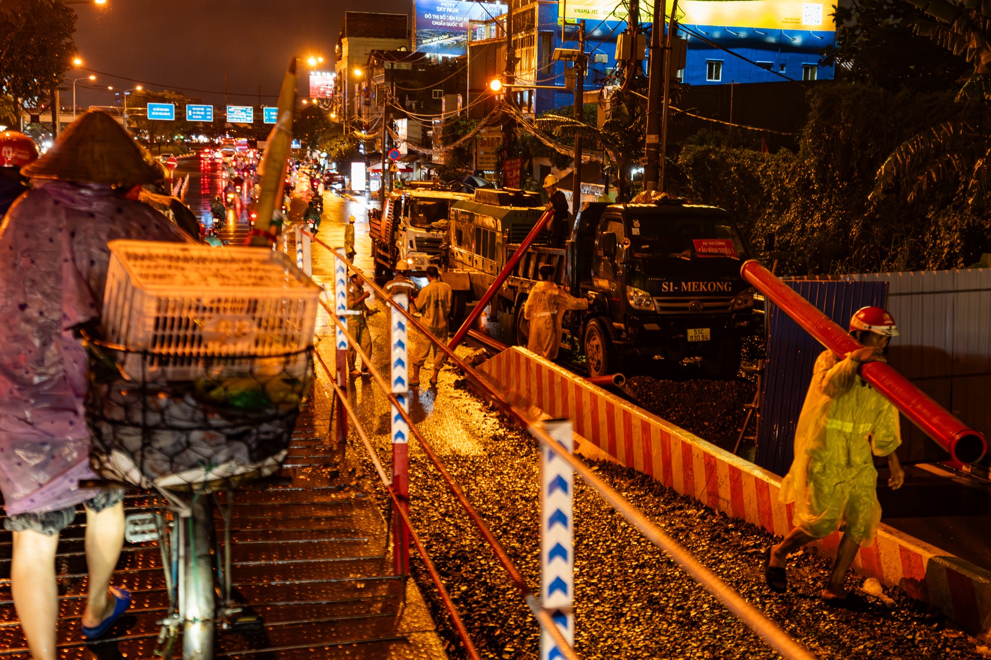 Một tháng thần tốc: Cầu 11.000 tấn được nâng lên 1,08m nhờ 100 "người khổng lồ thép" làm chủ công nghệ phức tạp, tạo kỳ tích chưa từng có tiền lệ ở Việt Nam - Ảnh 2