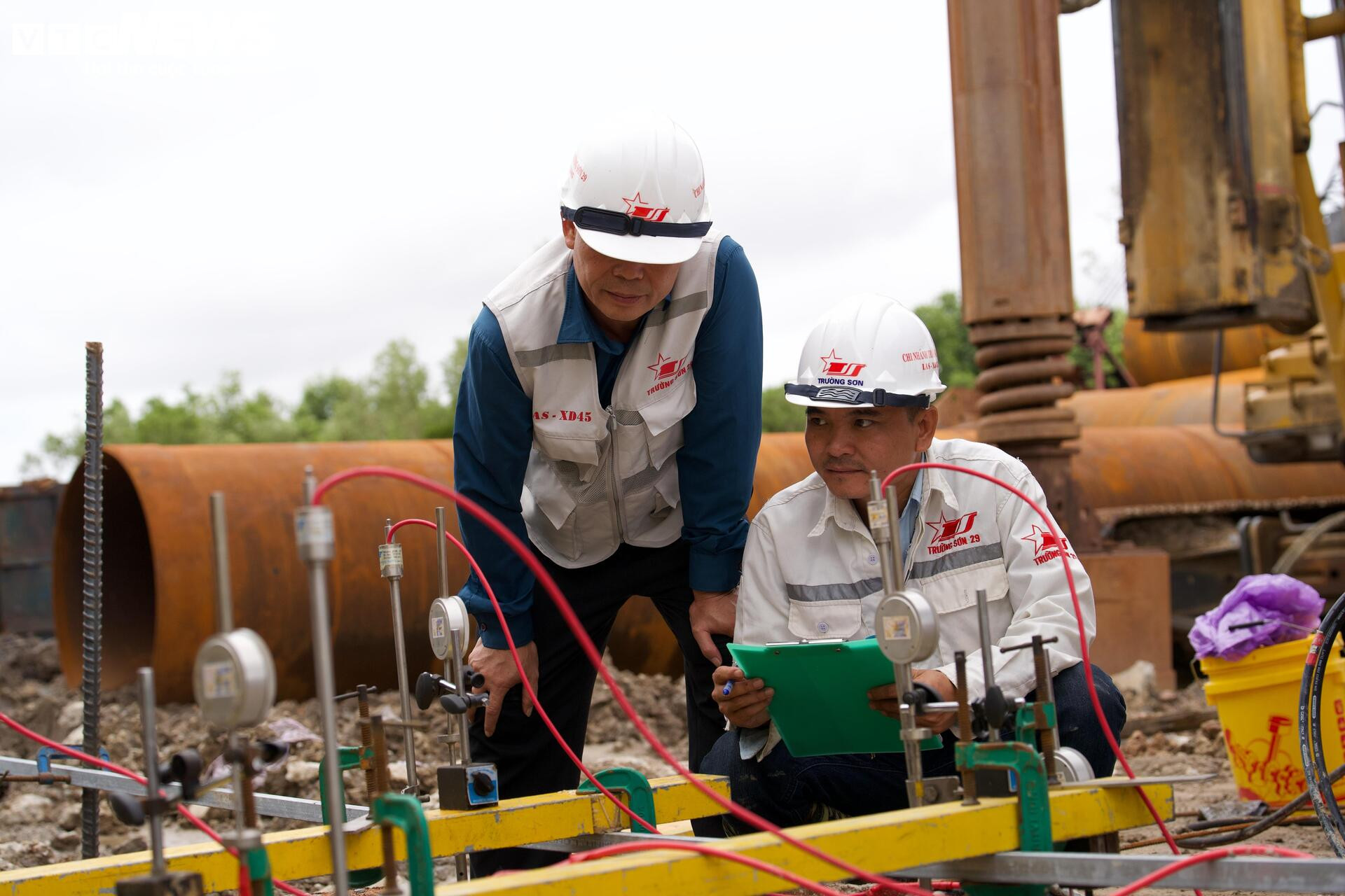 Tấp nập thi công cầu đường vượt biển dài nhất Việt Nam - Ảnh 16