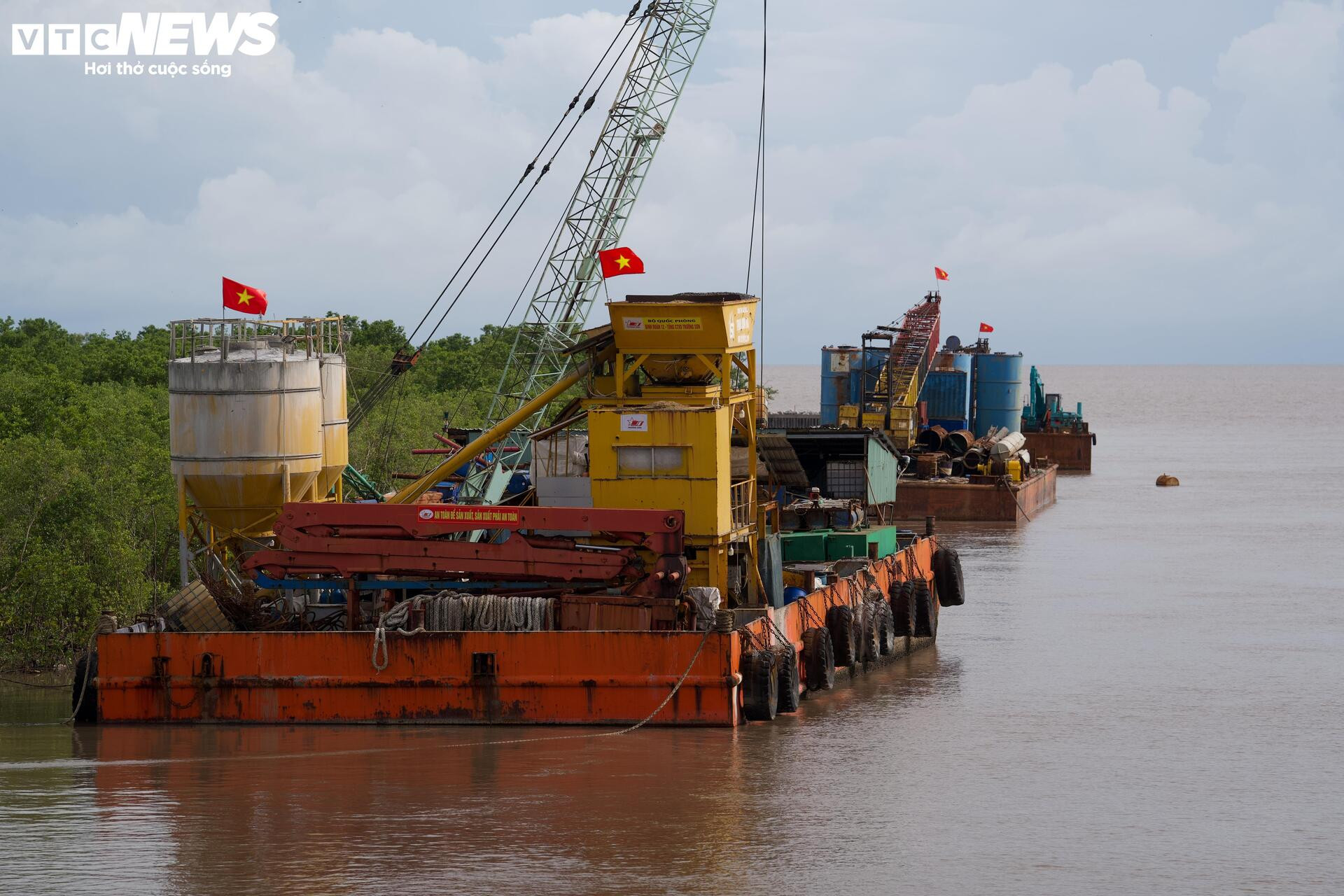 Tấp nập thi công cầu đường vượt biển dài nhất Việt Nam - Ảnh 4