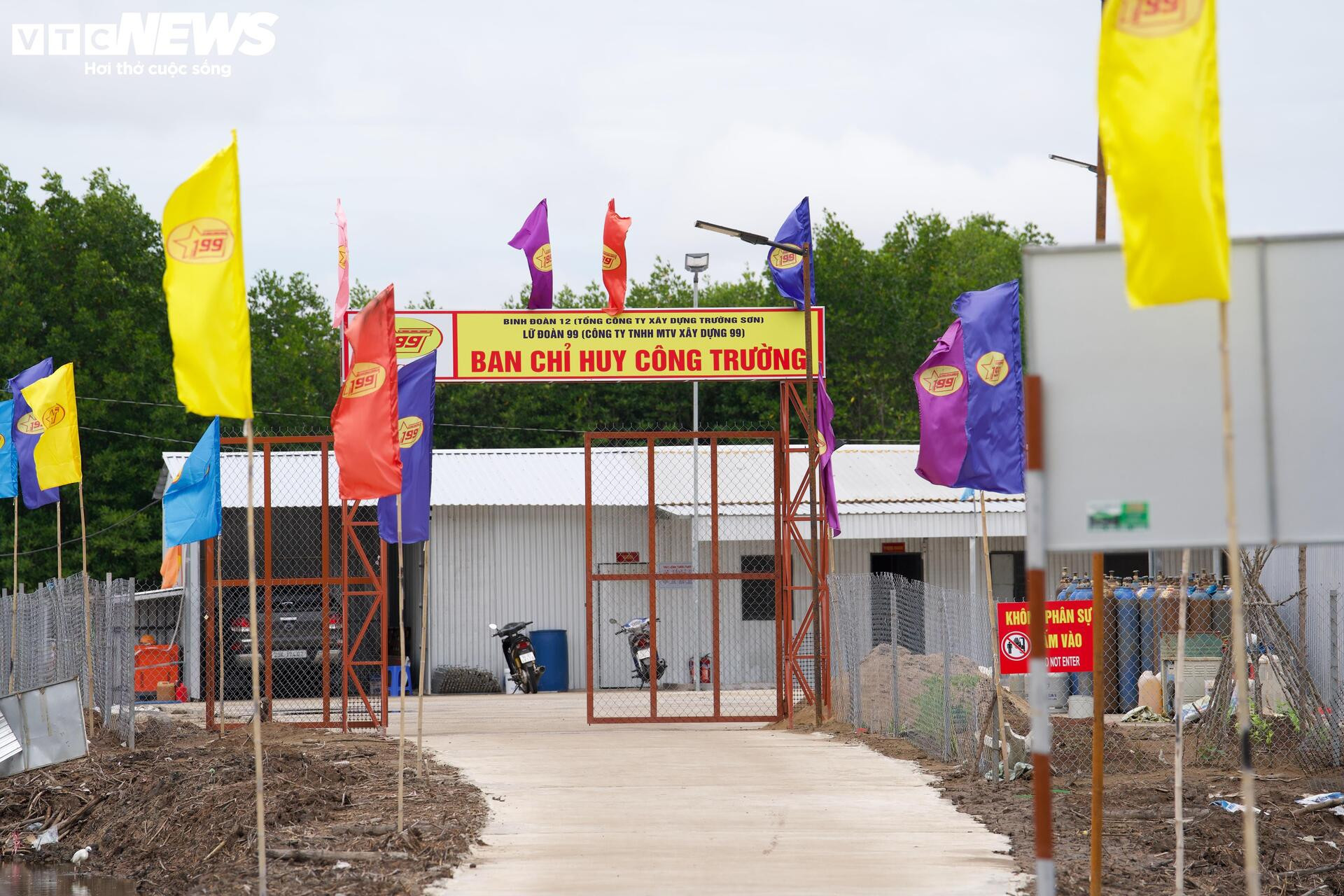 Tấp nập thi công cầu đường vượt biển dài nhất Việt Nam - Ảnh 3