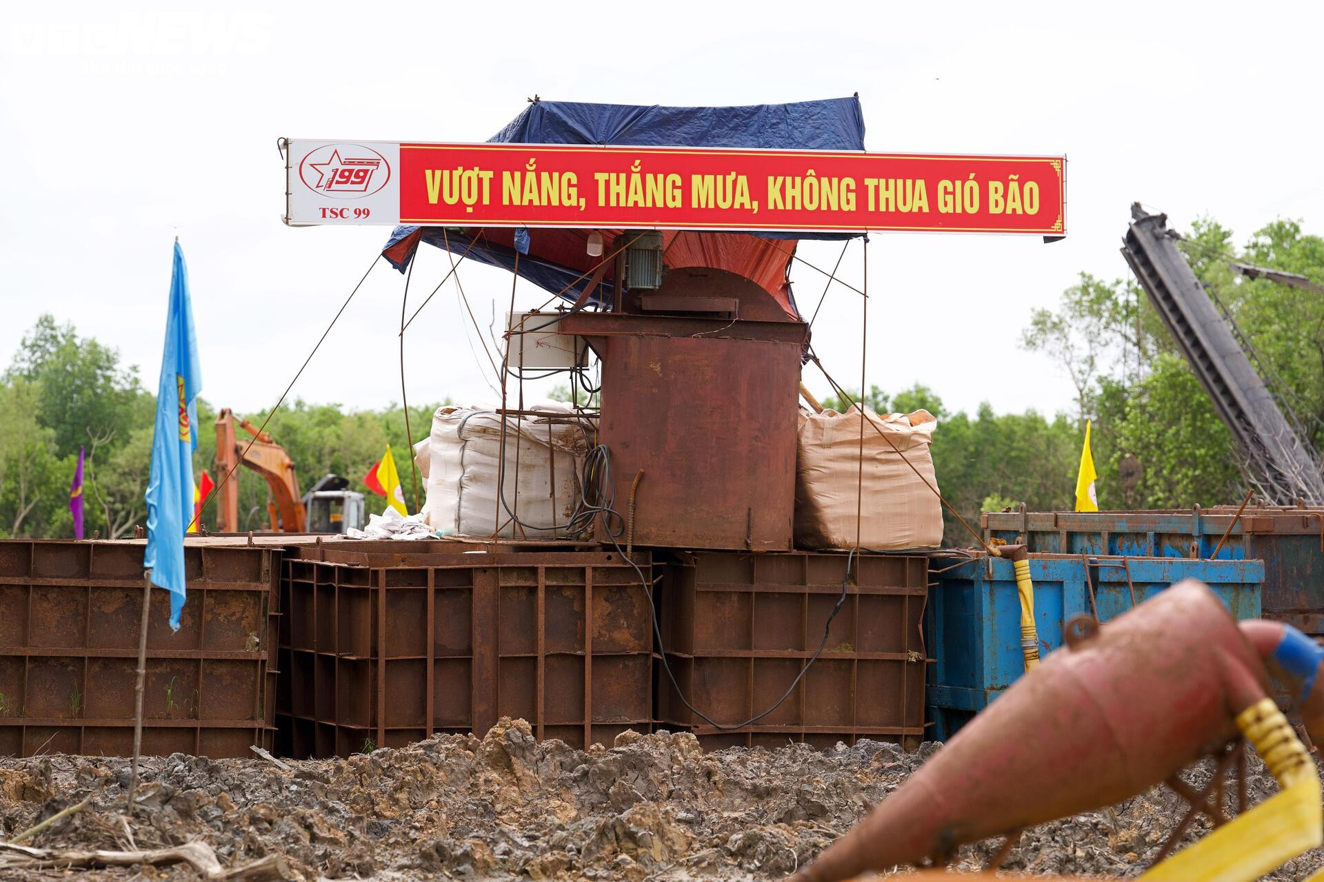 Tấp nập thi công cầu đường vượt biển dài nhất Việt Nam - Ảnh 13