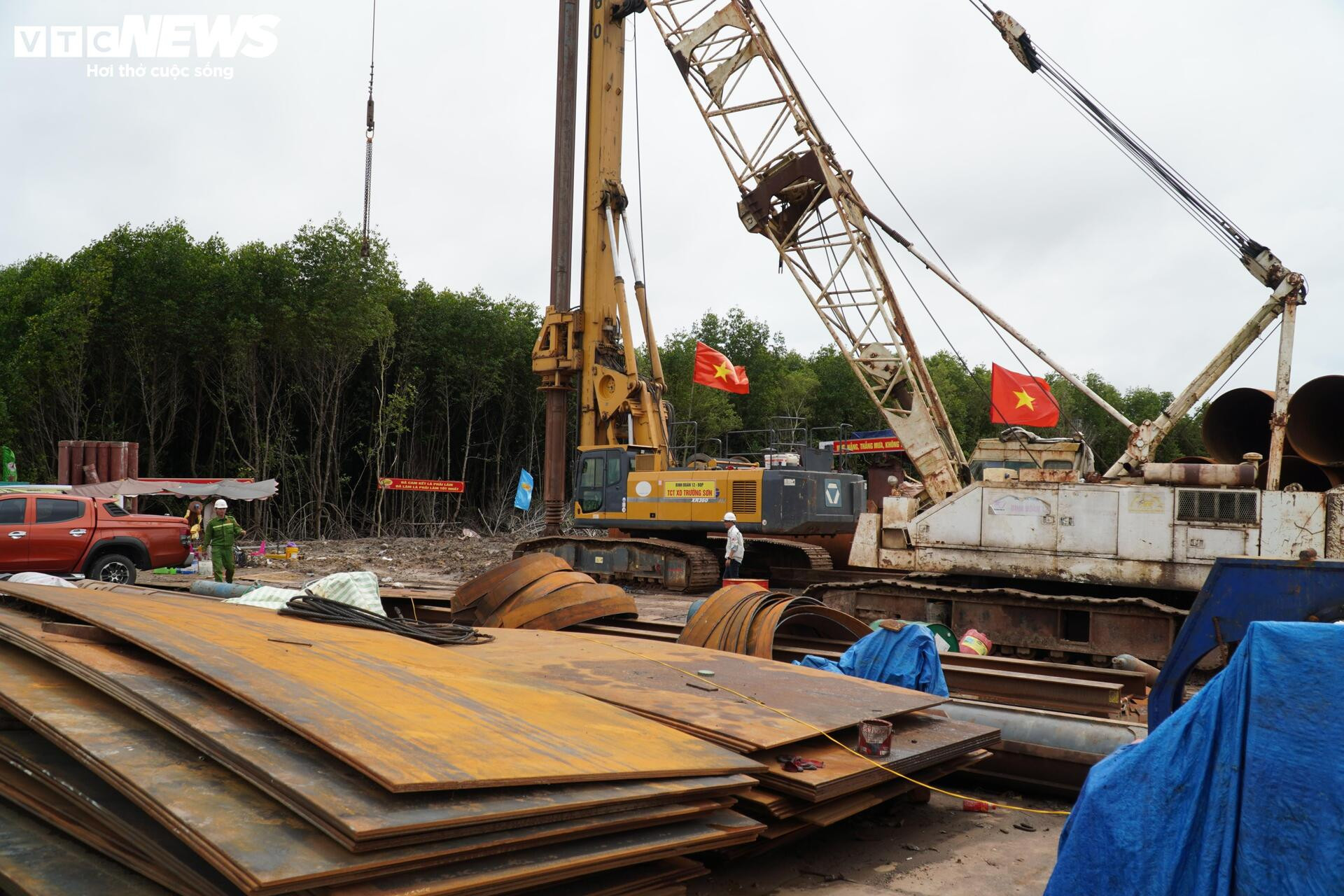 Tấp nập thi công cầu đường vượt biển dài nhất Việt Nam - Ảnh 10