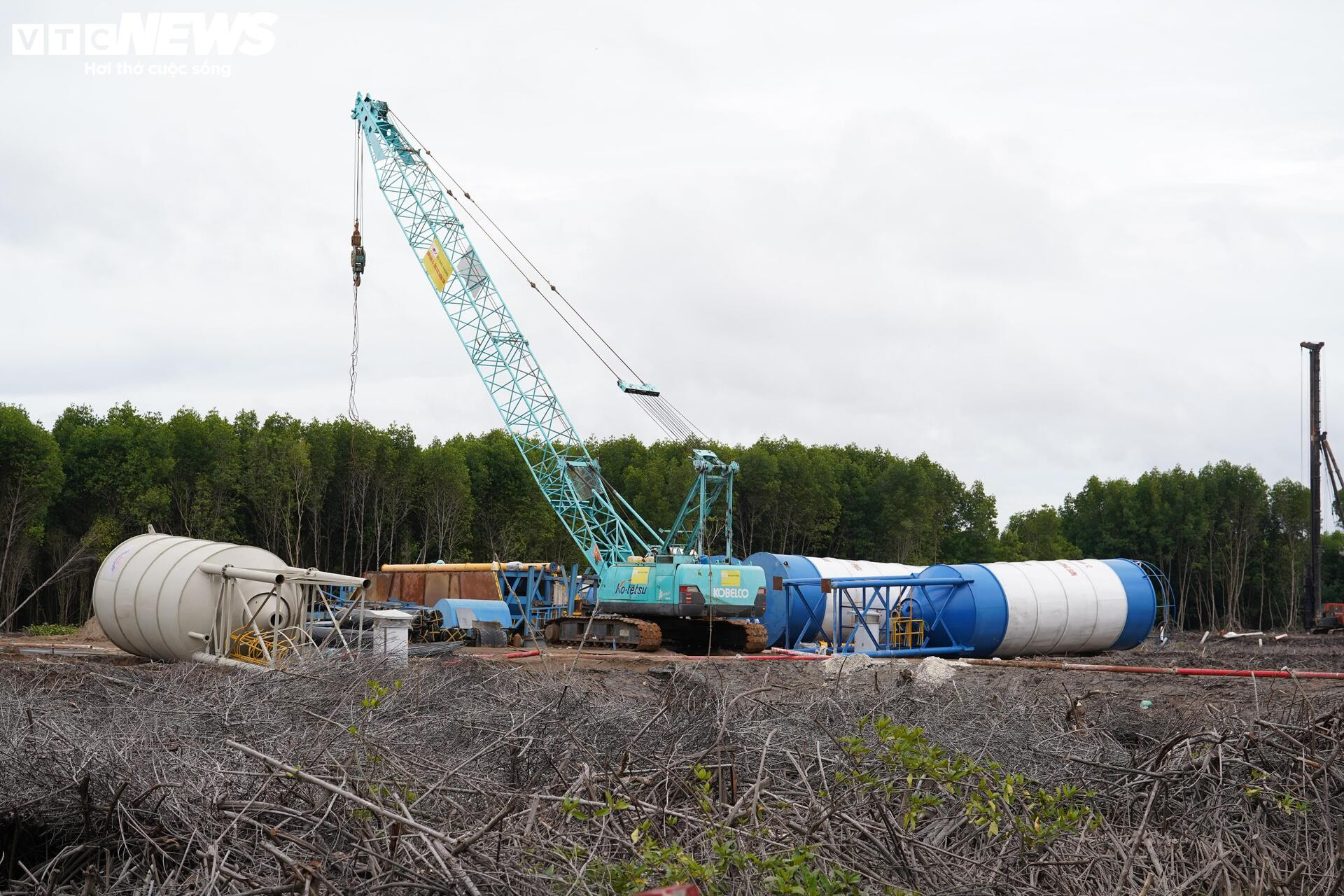 Tấp nập thi công cầu đường vượt biển dài nhất Việt Nam - Ảnh 17