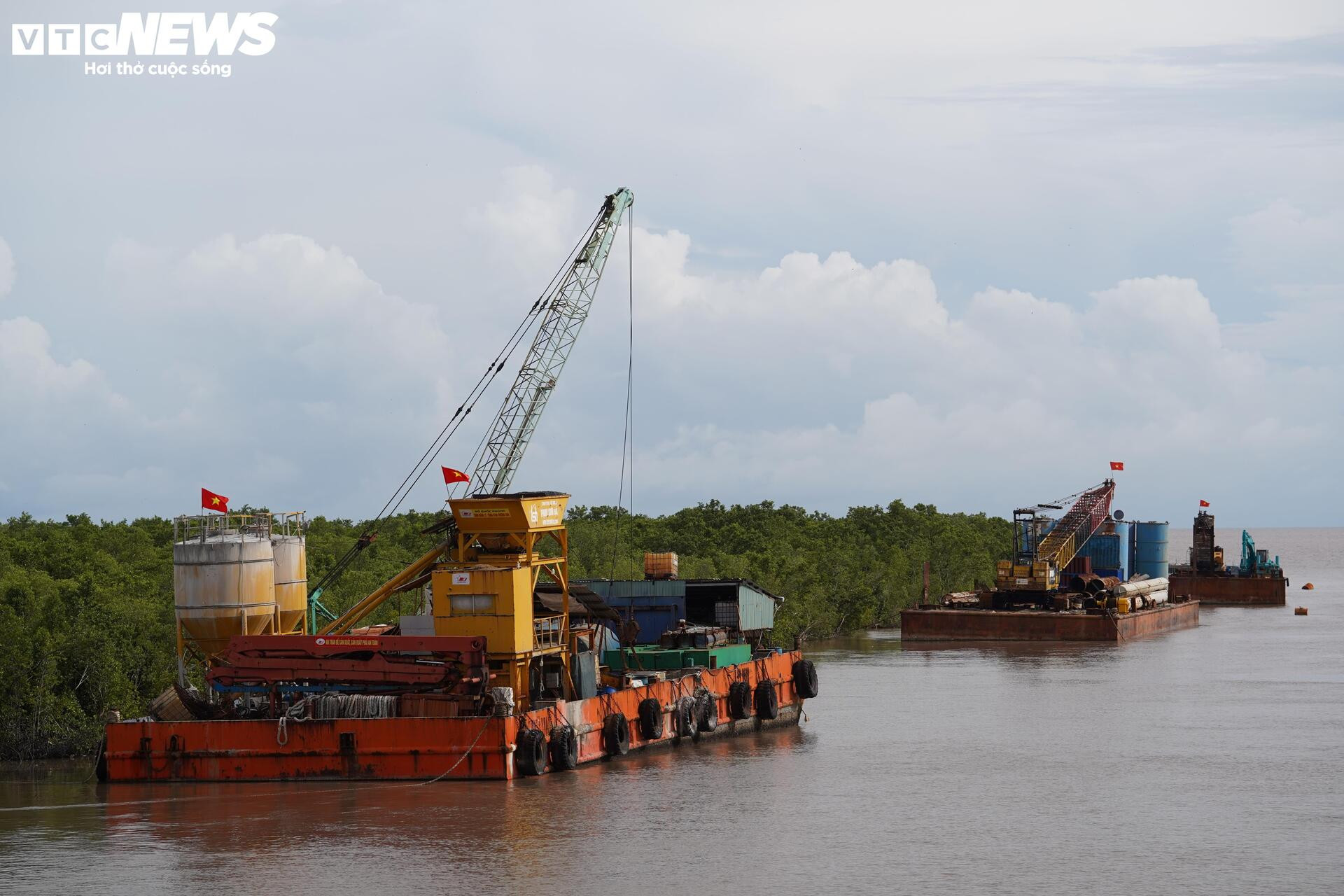 Tấp nập thi công cầu đường vượt biển dài nhất Việt Nam - Ảnh 15