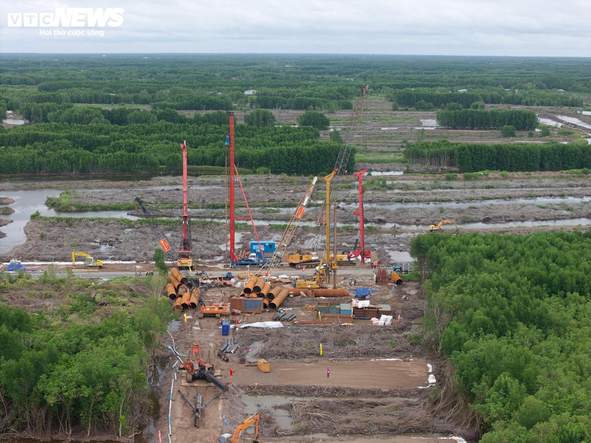 Tấp nập thi công cầu đường vượt biển dài nhất Việt Nam - Ảnh 6