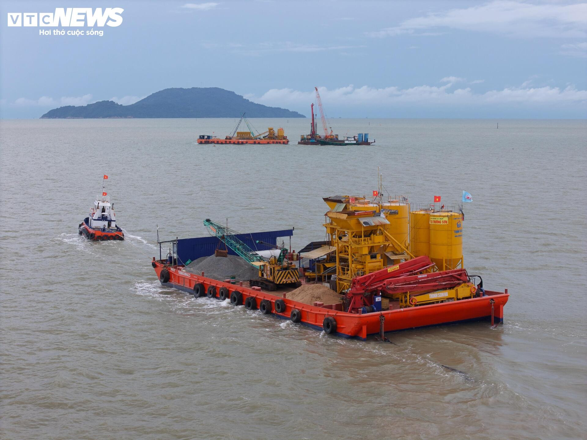 Tấp nập thi công cầu đường vượt biển dài nhất Việt Nam - Ảnh 11