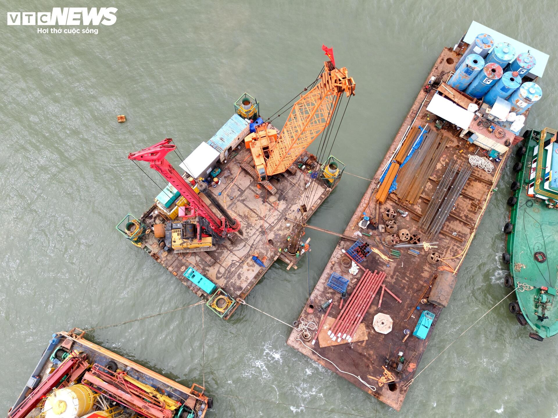 Tấp nập thi công cầu đường vượt biển dài nhất Việt Nam - Ảnh 12