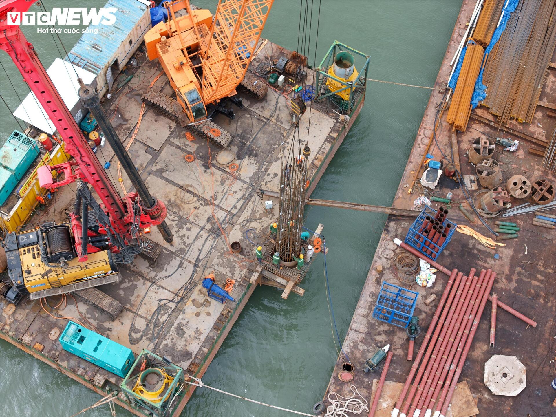 Tấp nập thi công cầu đường vượt biển dài nhất Việt Nam - Ảnh 5