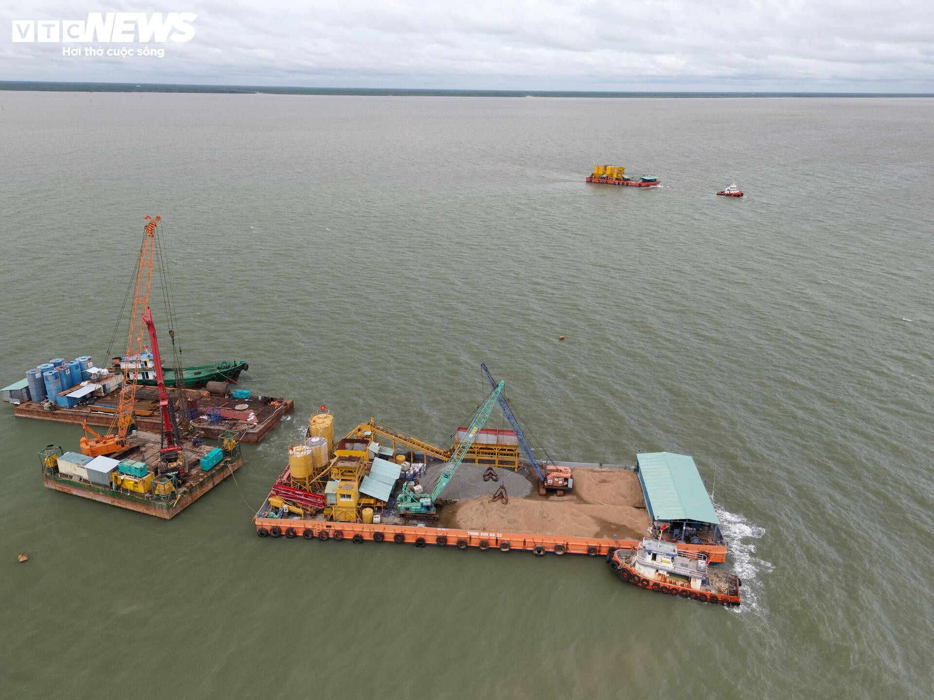 Tấp nập thi công cầu đường vượt biển dài nhất Việt Nam - Ảnh 2