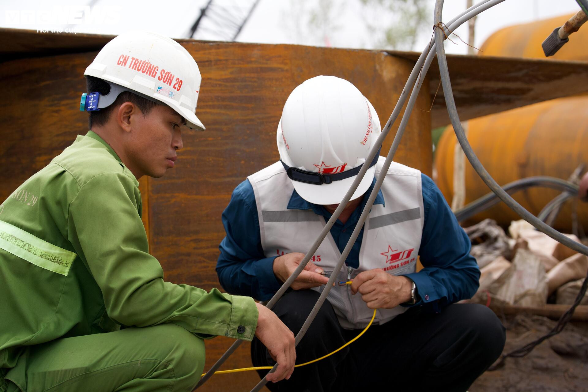 Tấp nập thi công cầu đường vượt biển dài nhất Việt Nam - Ảnh 8