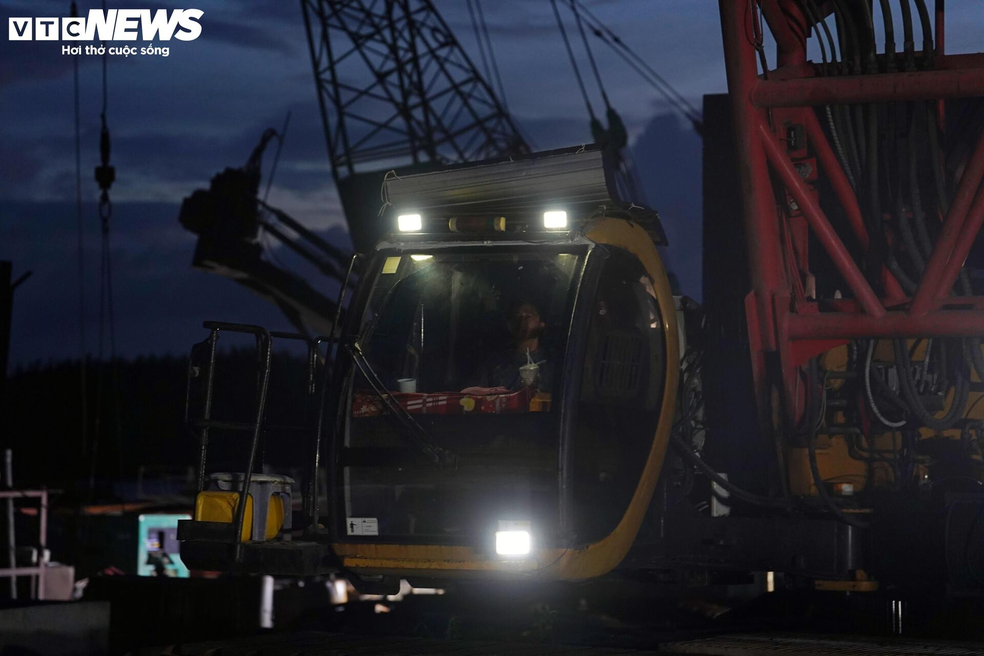 Xuyên đêm thi công cầu nối Cần Thơ - Vĩnh Long - Ảnh 4