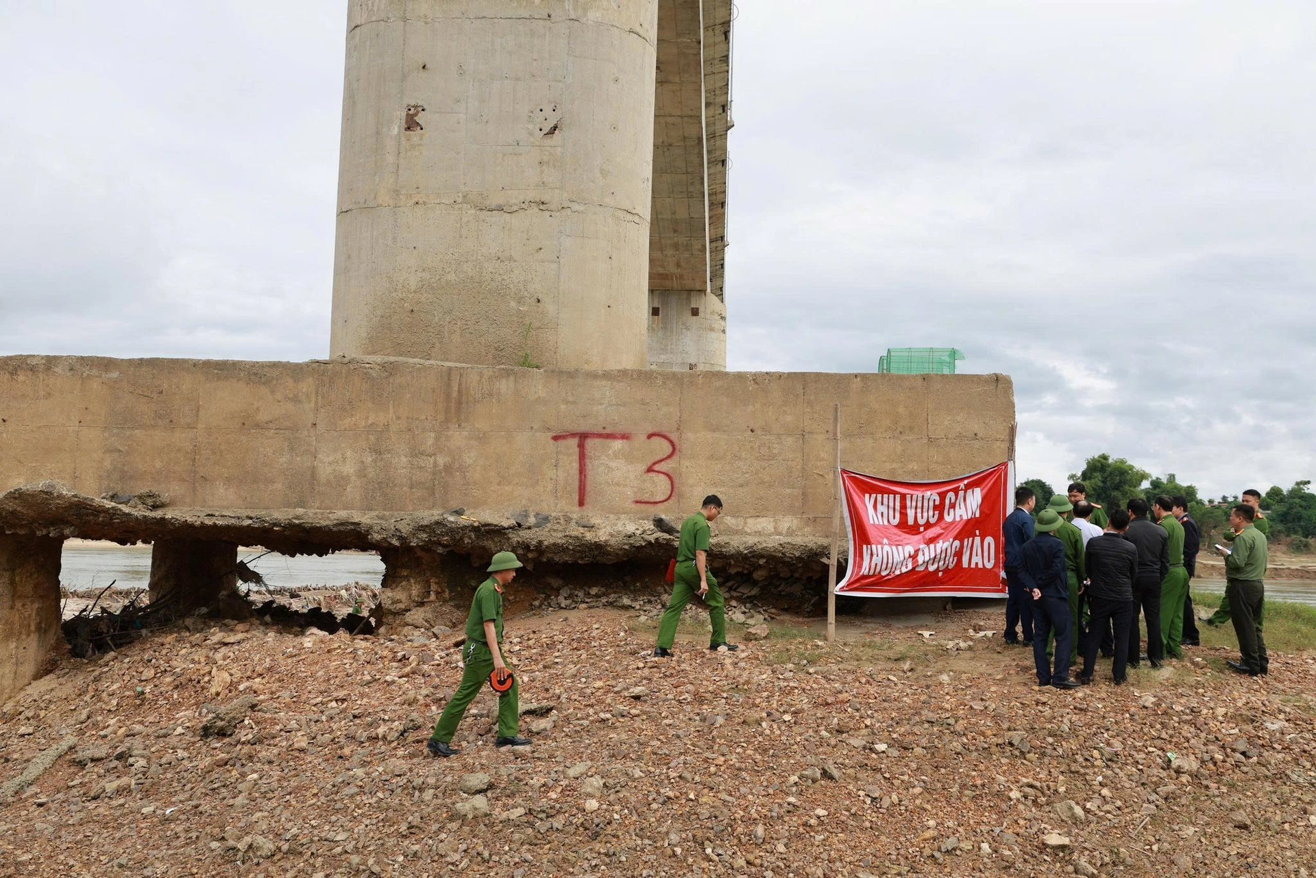Cầu Sông Lô bị hư hỏng nặng: Nhà thầu đề xuất tự bỏ tiền sửa chữa - Ảnh 1