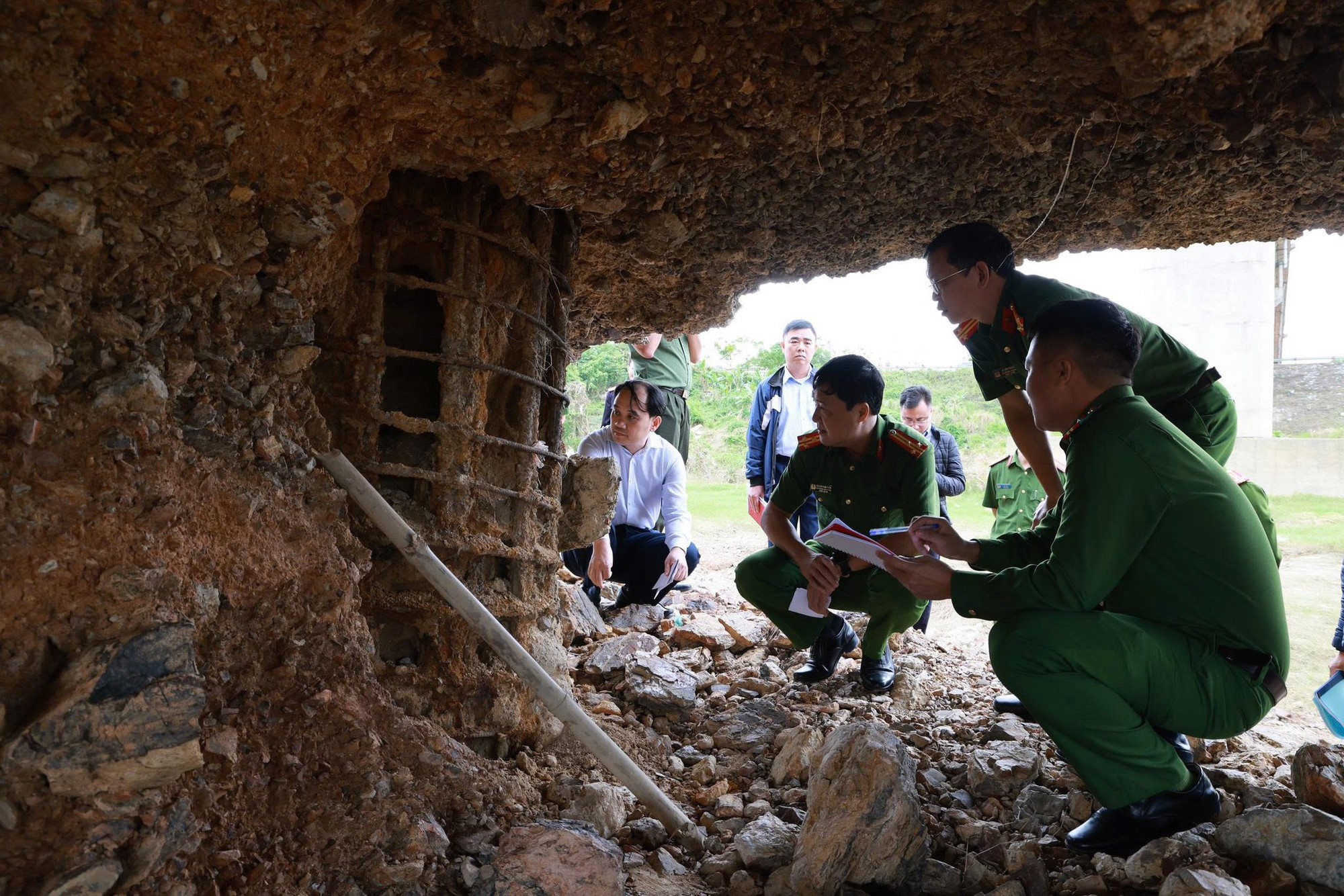 Cầu Sông Lô bị hư hỏng nặng: Nhà thầu đề xuất tự bỏ tiền sửa chữa - Ảnh 2