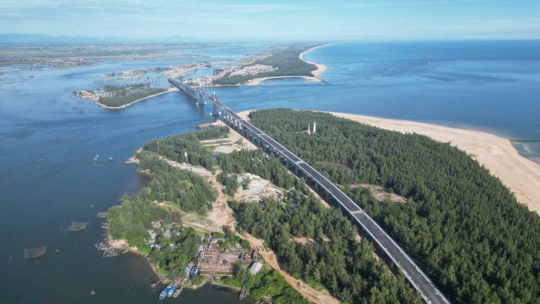 Cầu vượt cửa biển lớn nhất miền Trung đã xây xong, vì sao không thông xe? - Ảnh 3