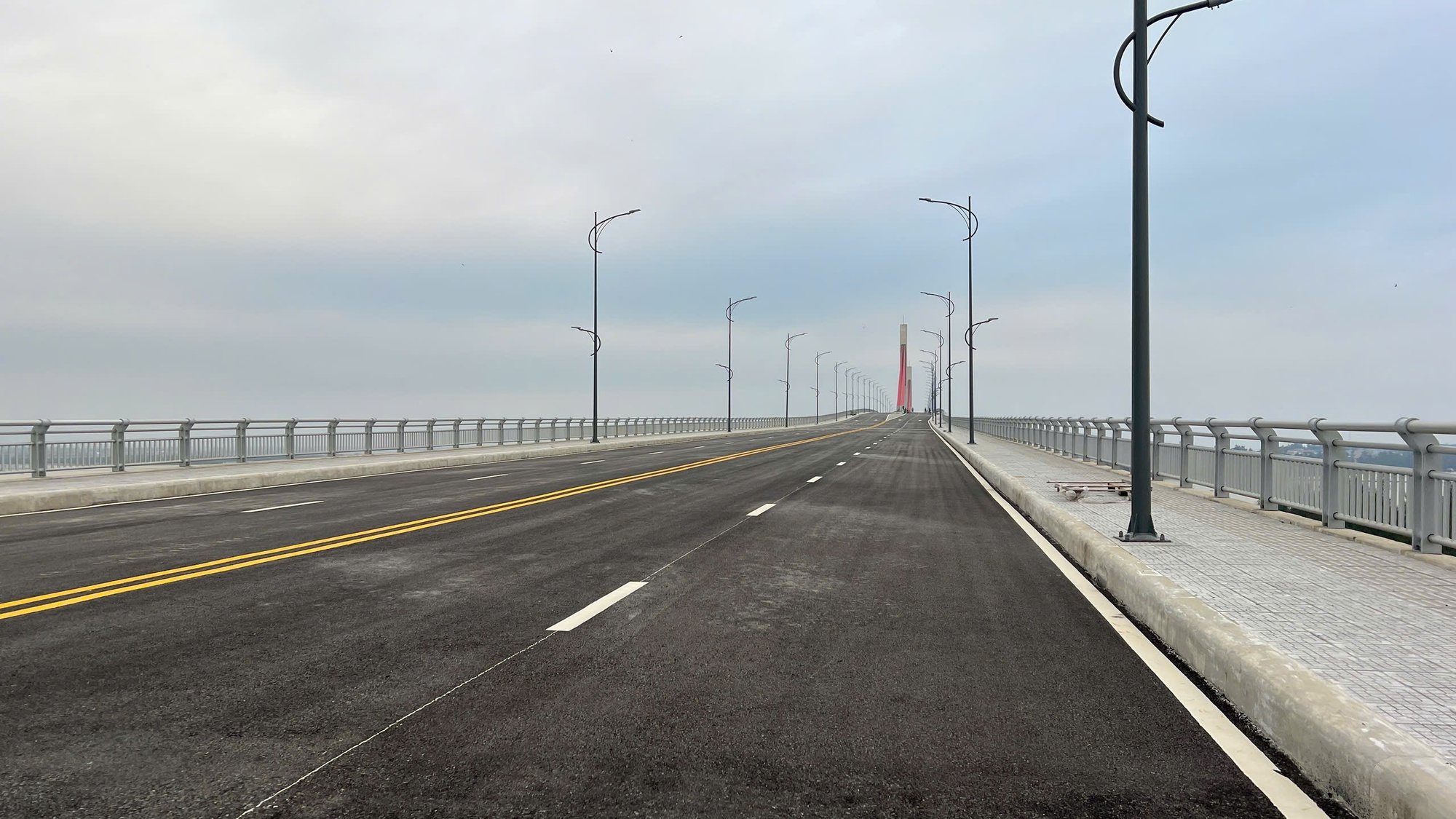 Cầu vượt cửa biển lớn nhất miền Trung đã xây xong, vì sao không thông xe? - Ảnh 4