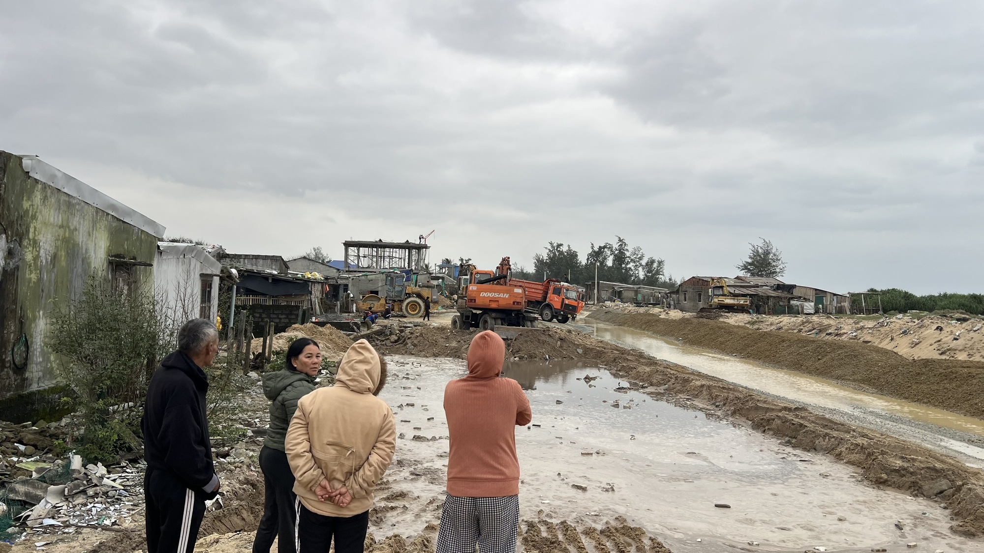 Cầu vượt cửa biển lớn nhất miền Trung đã xây xong, vì sao không thông xe? - Ảnh 6