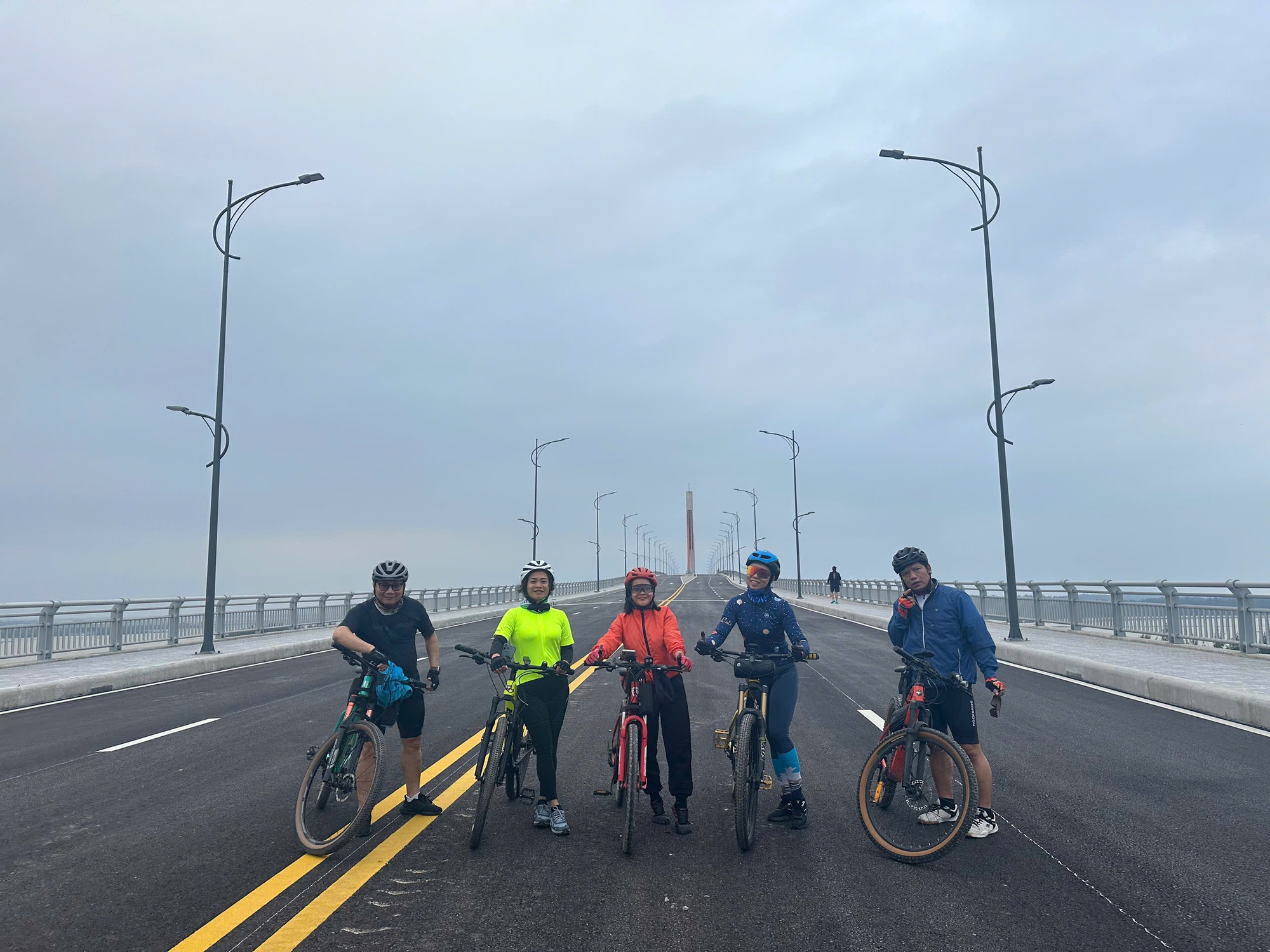 Cầu vượt cửa biển lớn nhất miền Trung đã xây xong, vì sao không thông xe? - Ảnh 5