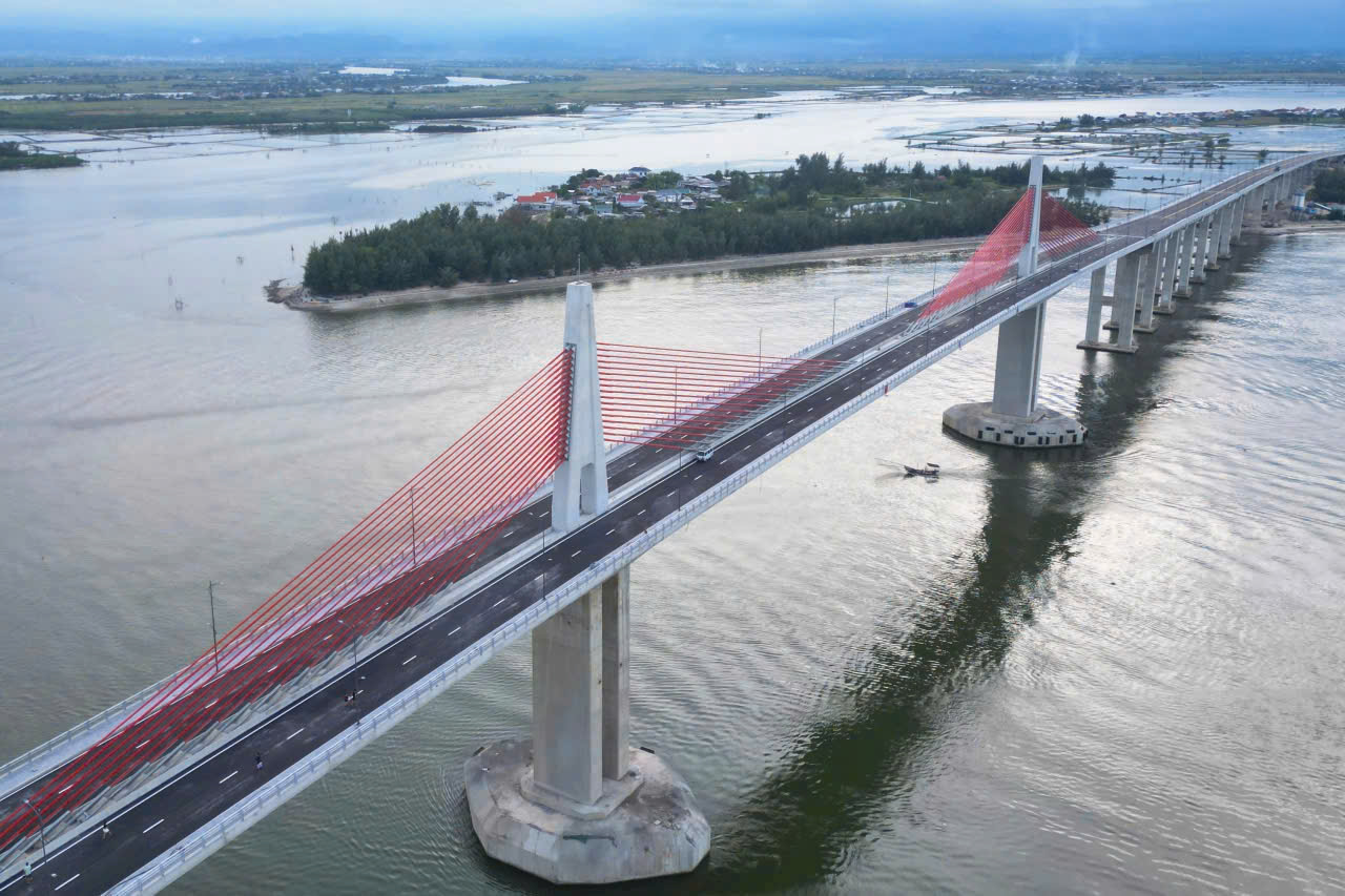 Cầu vượt cửa biển lớn nhất miền Trung đã xây xong, vì sao không thông xe? - Ảnh 1