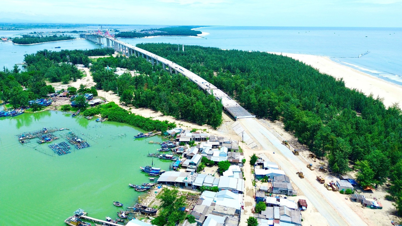 Vì sao công trình cầu vượt cửa biển dài nhất miền Trung chưa thể thông xe toàn tuyến? - Ảnh 1