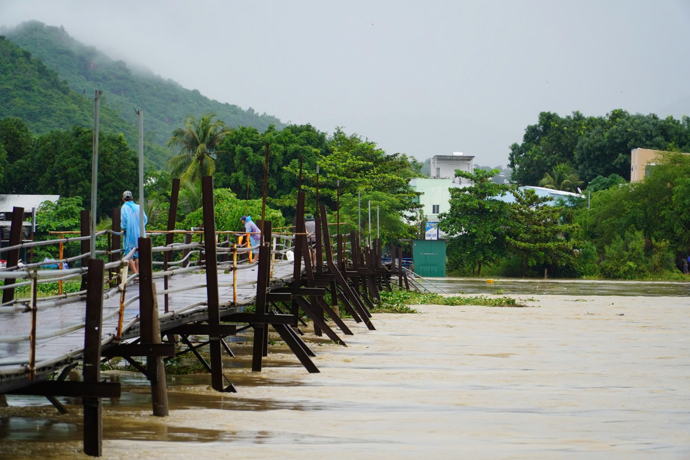 Cảnh khó tin ở khu công nghiệp, hơn 5.000 công nhân tạm nghỉ việc - Ảnh 2