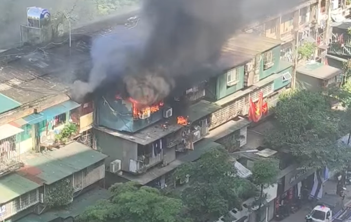 Cháy căn hộ khu tập thể cũ ở Hà Nội, khói lửa bốc ngùn ngụt - Ảnh 1