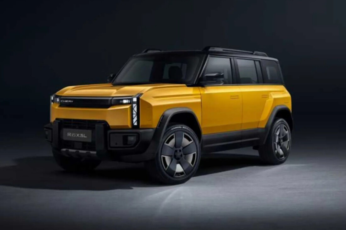 SUV Trung Quốc tụt dốc, làm vỡ lan can khi cố leo 999 bậc lên đỉnh núi - Ảnh 2