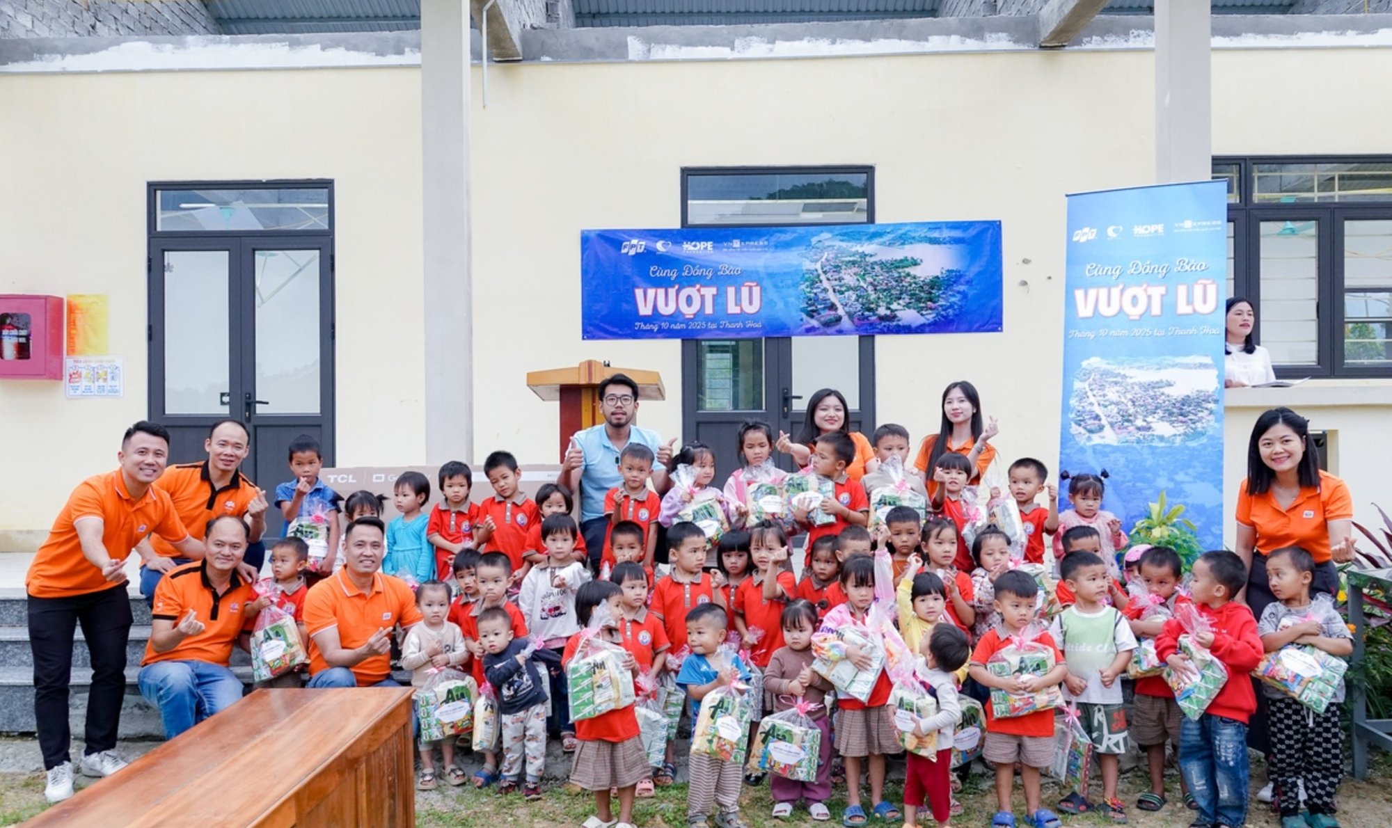 FPT hỗ trợ 4 tấn thuốc, vật tư y tế và chỗ trú an toàn cho người dân vùng lũ miền Trung - Ảnh 5